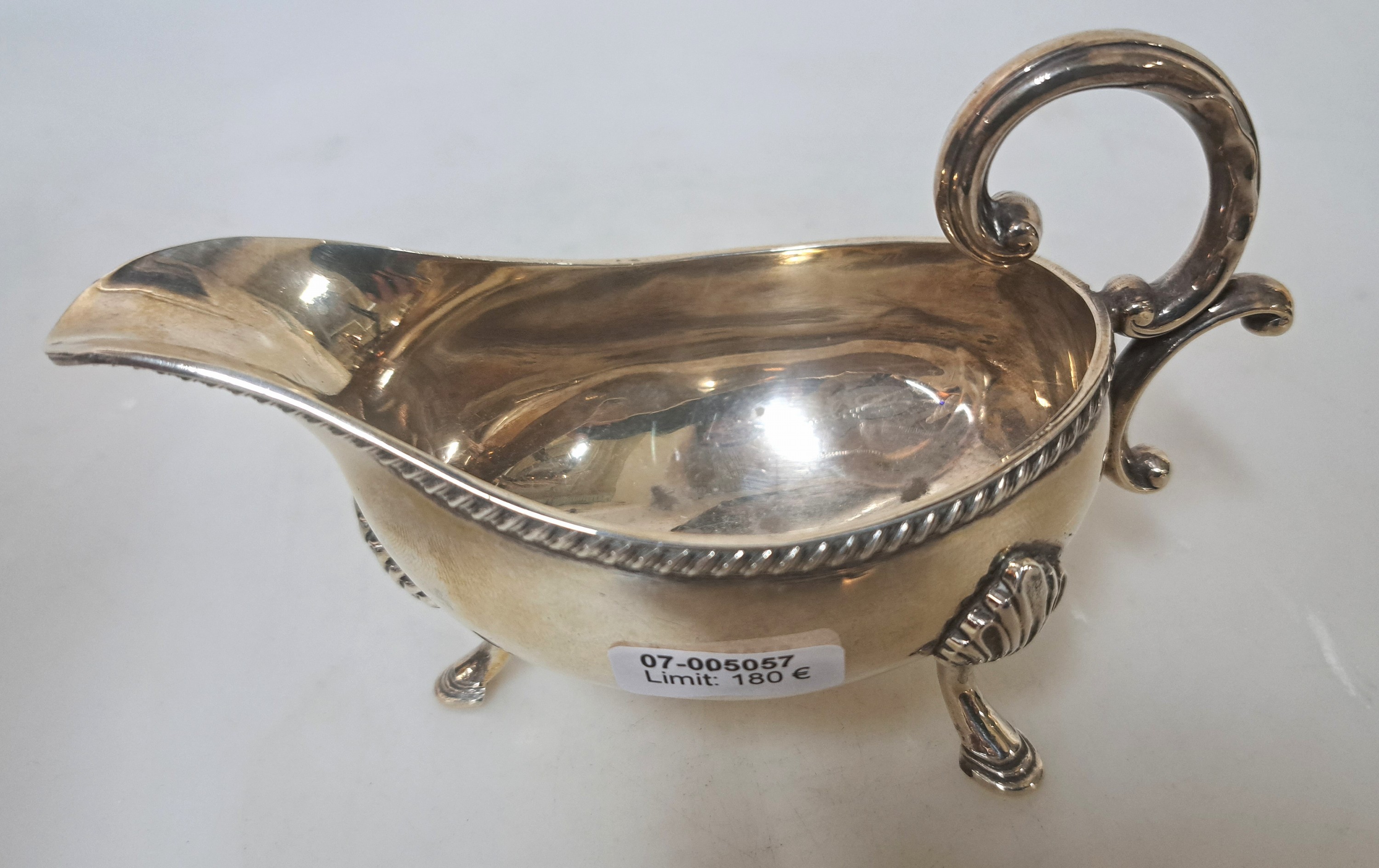 Detail b: Kleine Sauciere, B & C Sheffield, 925er Sterling Silber, auf drei Füßen Stehend, Kordelbanddekor, H. ca. 8cm, ca. 132g.