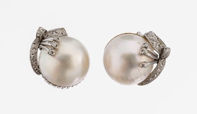 Image Pair of 14 kt gold mabepearl-diamond-ear clips , WG 585/000 tested, abstract design, ...