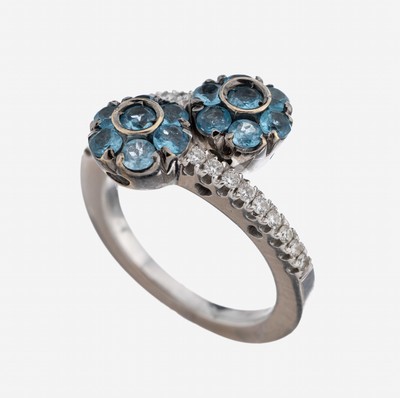 Image 18 kt gold topaz-brilliant-ring , WG 750/000, 2 blossom shaped elements with 14 round ...