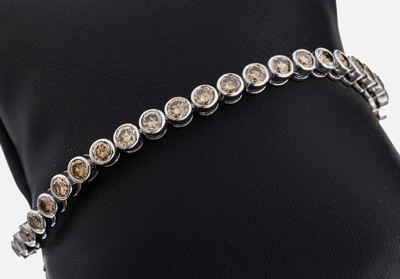 Image 18 kt gold brilliant-bracelet , WG 750/000, 41 brilliants total approx. 6.30 ct Cape- ...