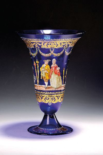 Image Trichtervase, Murano, 20.Jh., kobaltblaues Glas, schablonierter Dekor von galanten ...