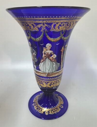 27119127a - Trichtervase, Murano, 20.Jh., kobaltblaues Glas, schablonierter Dekor von galanten ...