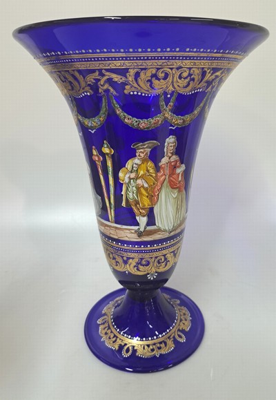 27119127b - Trichtervase, Murano, 20.Jh., kobaltblaues Glas, schablonierter Dekor von galanten ...