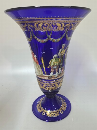 27119127c - Trichtervase, Murano, 20.Jh., kobaltblaues Glas, schablonierter Dekor von galanten ...