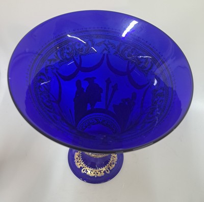 27119127d - Trichtervase, Murano, 20.Jh., kobaltblaues Glas, schablonierter Dekor von galanten ...
