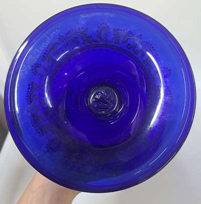 27119127e - Trichtervase, Murano, 20.Jh., kobaltblaues Glas, schablonierter Dekor von galanten ...