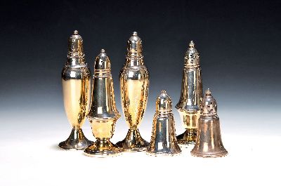 Image 3 Paar Salz- und Pfefferstreuer, England, Sterling Silber, 1 Paar H. ca. 15cm, ca. 75 ...