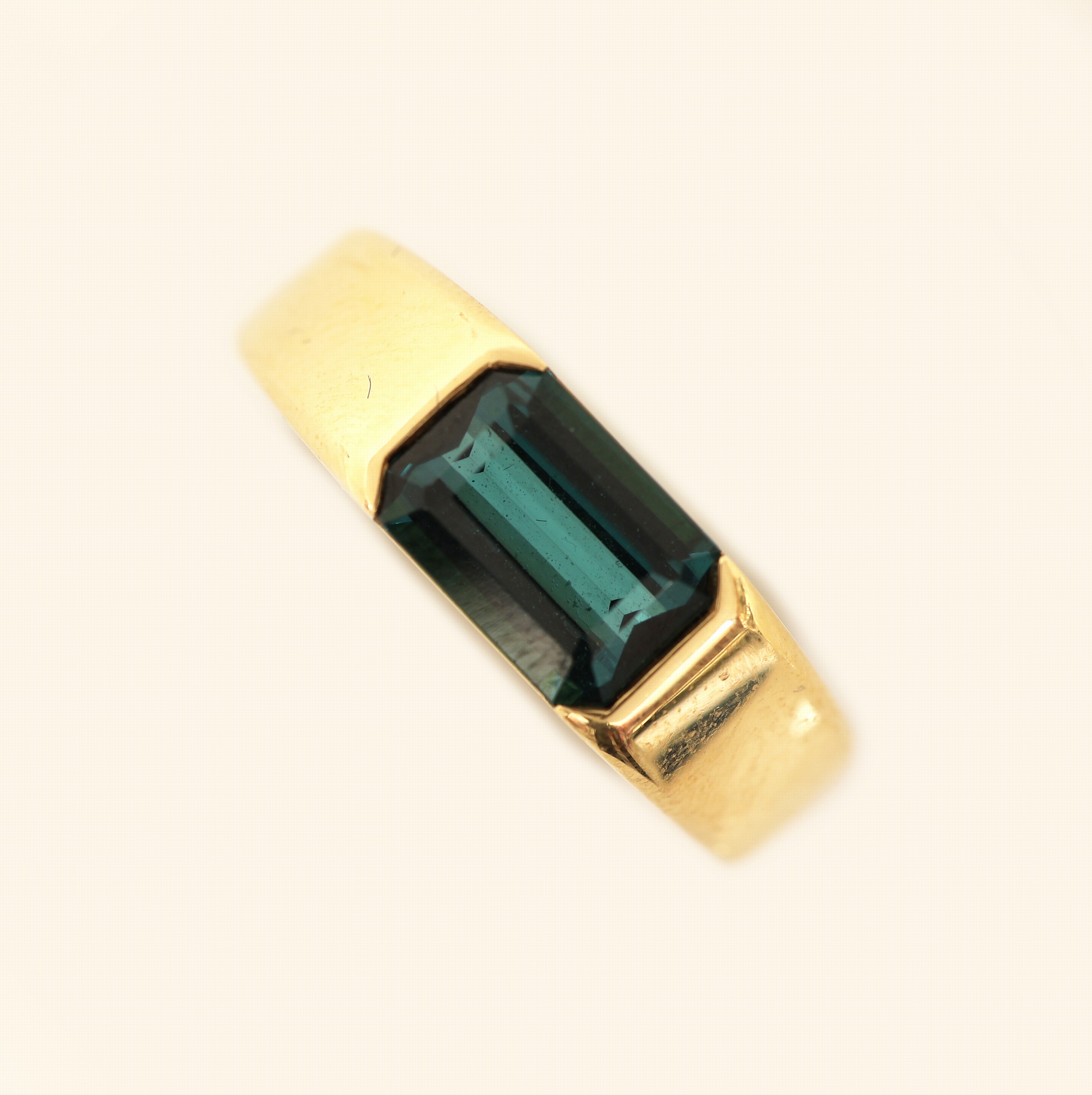 Detail a: 18 kt Gold Turmalin-Ring, GG 750/000, Turmalin Baguette von schöner grün-blauer Farbe ca. 1.62 ct, total ca. 9.6 g, RW 55