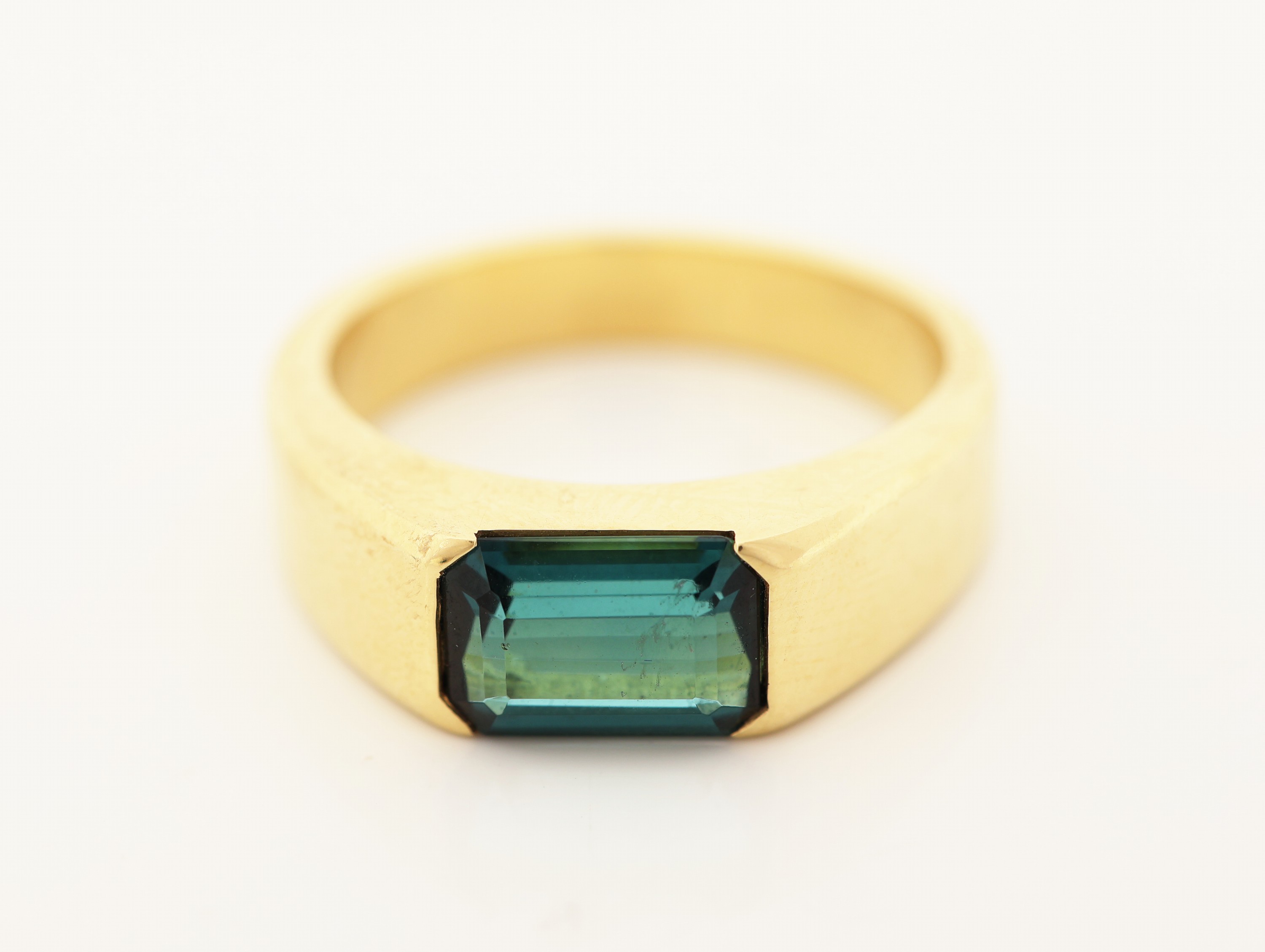 Detail b: 18 kt Gold Turmalin-Ring, GG 750/000, Turmalin Baguette von schöner grün-blauer Farbe ca. 1.62 ct, total ca. 9.6 g, RW 55