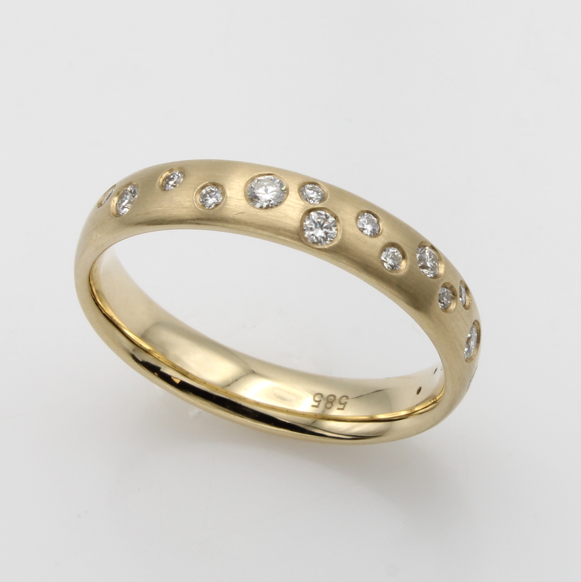 Image 27119483 - Ring mit Brillanten, GG 585/000, z.T. matt., 16 Brill. verstreut gef. zus. ca. 0.25 ct ...