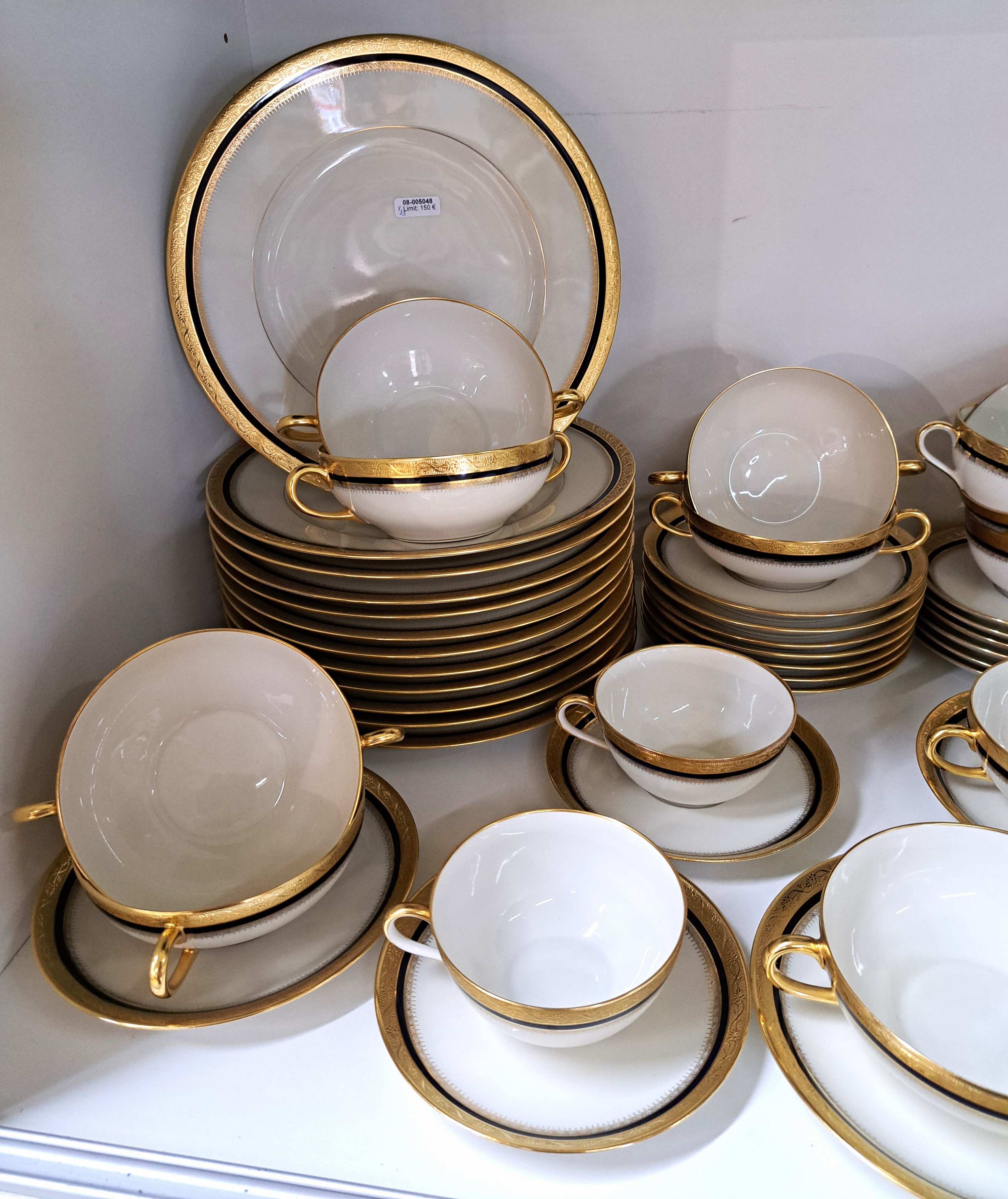 Detail a: Großes Service, Hutschenreuther Hohenberg, Modell Olivia 63, 24 Speiseteller, D.ca. 25 cm; 12 Suppentassen mit Untertassen, 9 Salatteller, D.ca. ...