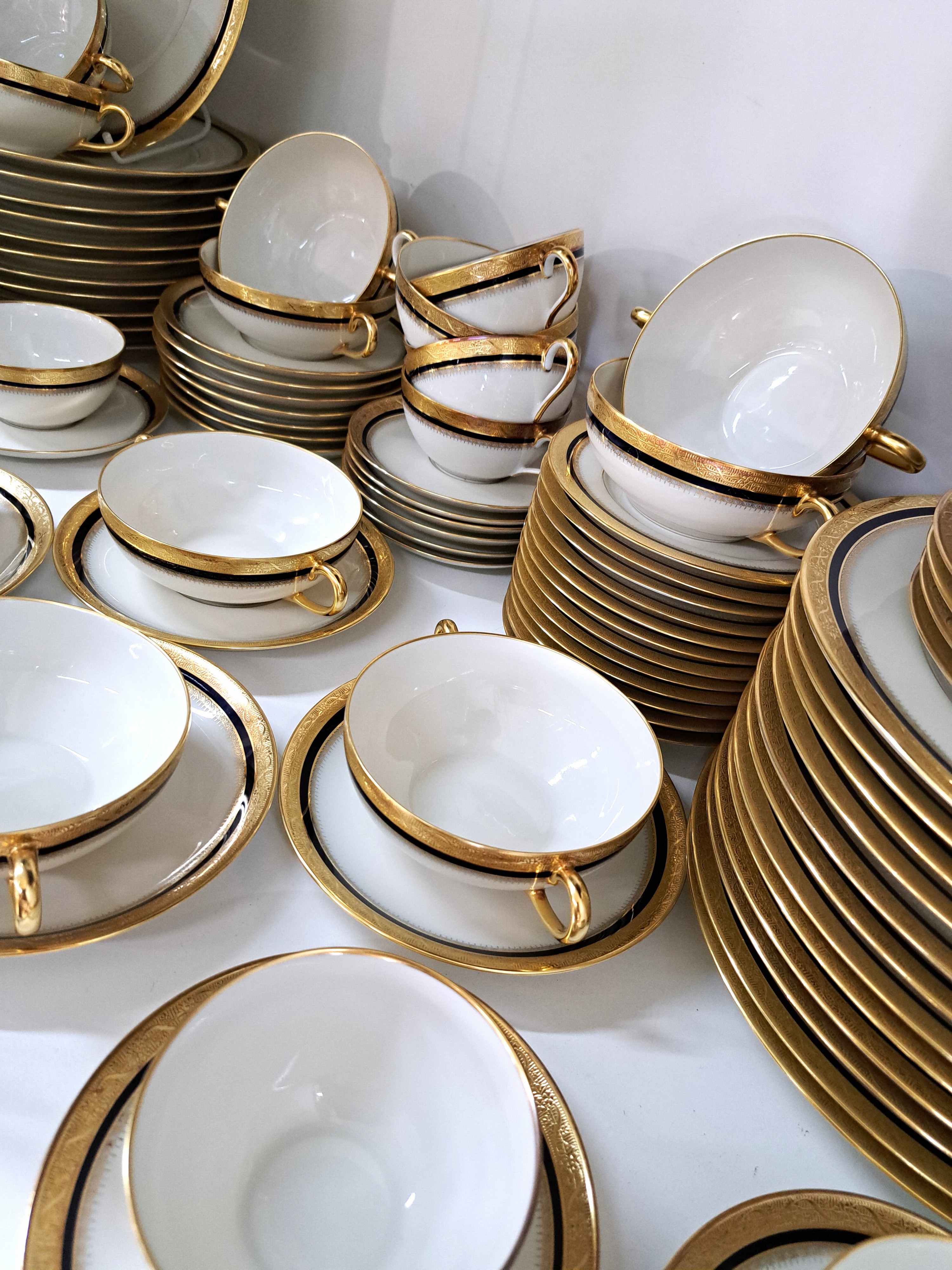 Detail f: Großes Service, Hutschenreuther Hohenberg, Modell Olivia 63, 24 Speiseteller, D.ca. 25 cm; 12 Suppentassen mit Untertassen, 9 Salatteller, D.ca. ...