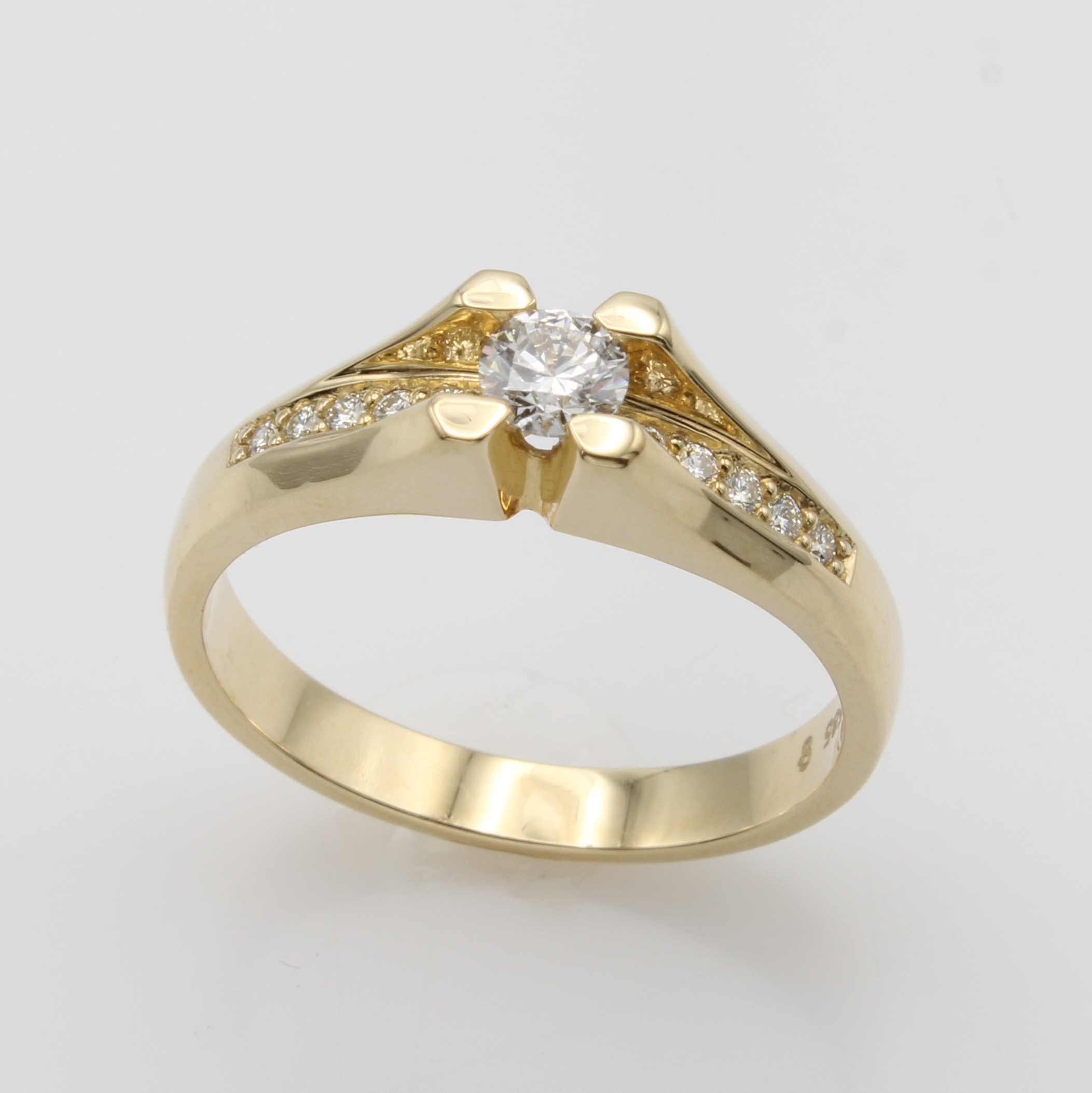 Image 27119487 - Ring mit Brillanten, GG 585/000, Solitär u. Besatzbrill. (vertieft in Ringschultern ...