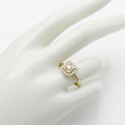 27119486a - Ring mit Brillanten, GG 585/000, carréef. Ringkopf, Solitär ca. 0.15 ct u. ...