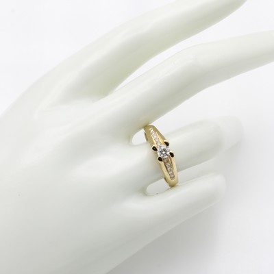27119487a - Ring mit Brillanten, GG 585/000, Solitär u. Besatzbrill. (vertieft in Ringschultern ...