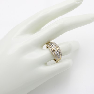 27119488a - Ring mit Brillanten, GG 585/000, Solitär u. Besatzbrill. zus. ca. 0.40 ct Weiß/si, m. ...