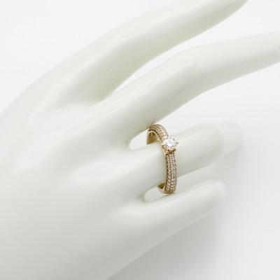 27119492a - Ring mit Brillanten, GG 585/000, Solitär in Krappenfassung ca. 0.30 ct u. Besatzbrill. ...