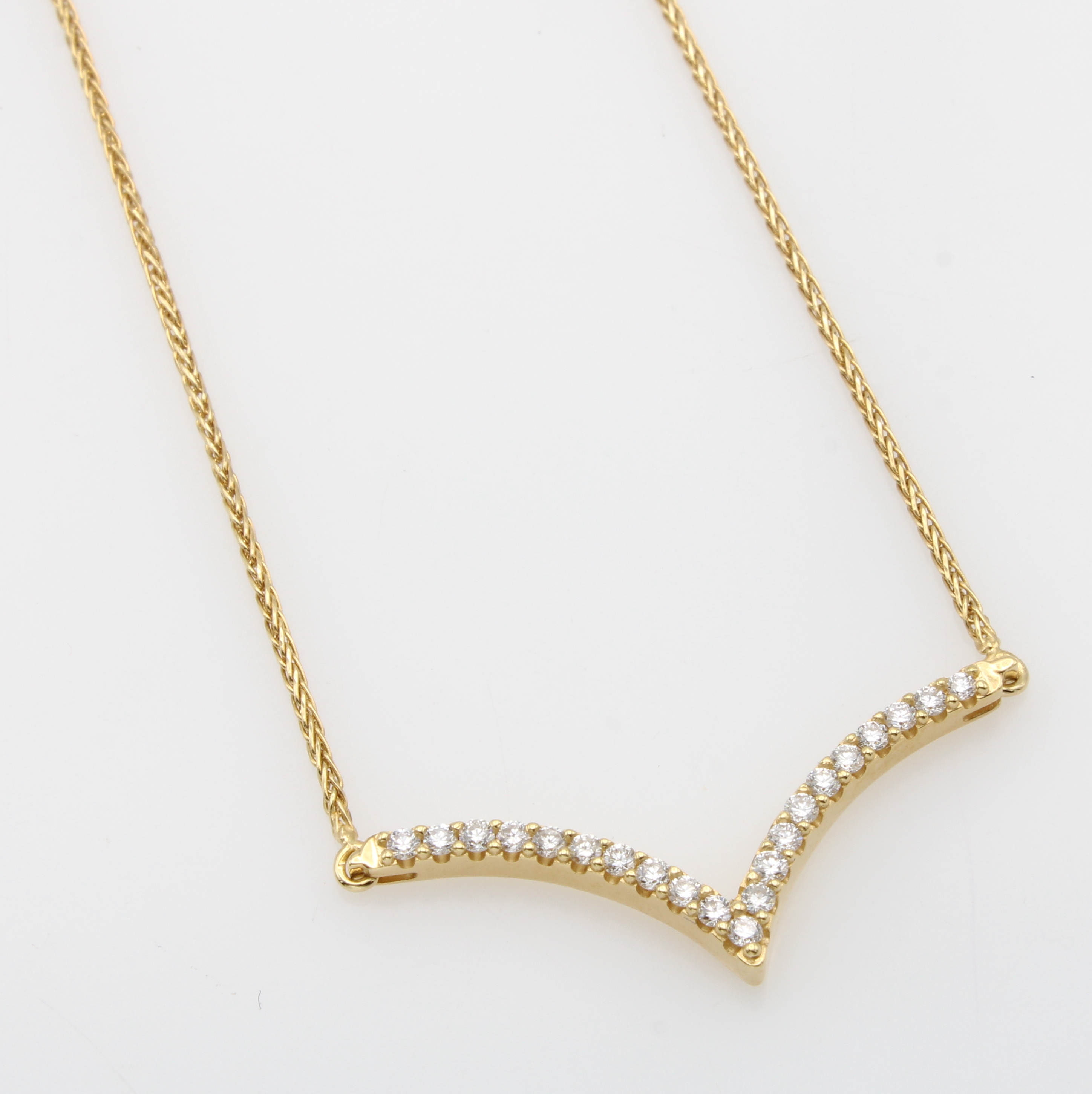 Image 27119509 - Collier mit Brillanten, GG 585/000, Mittel- teil in anged. V-Form bes. m. Brill. zus. ...