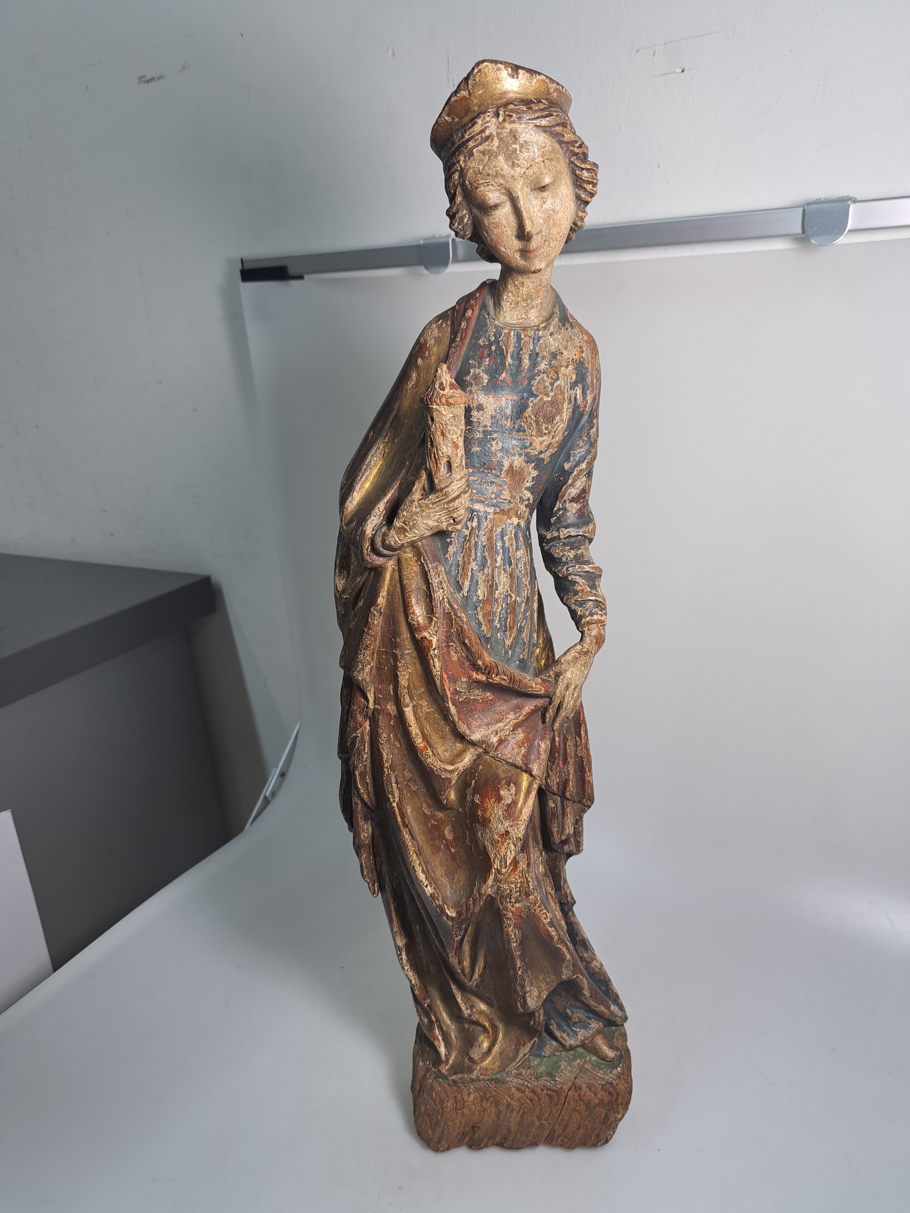 Detail a: Joseph Peppi Rifesser, 1921-2020 St. Ulrich/Gröden, 2 Bildschnitzereien: Heilige Barbara von Nikomedien, gotischer Duktus der Zeit um 1500, Holz ...
