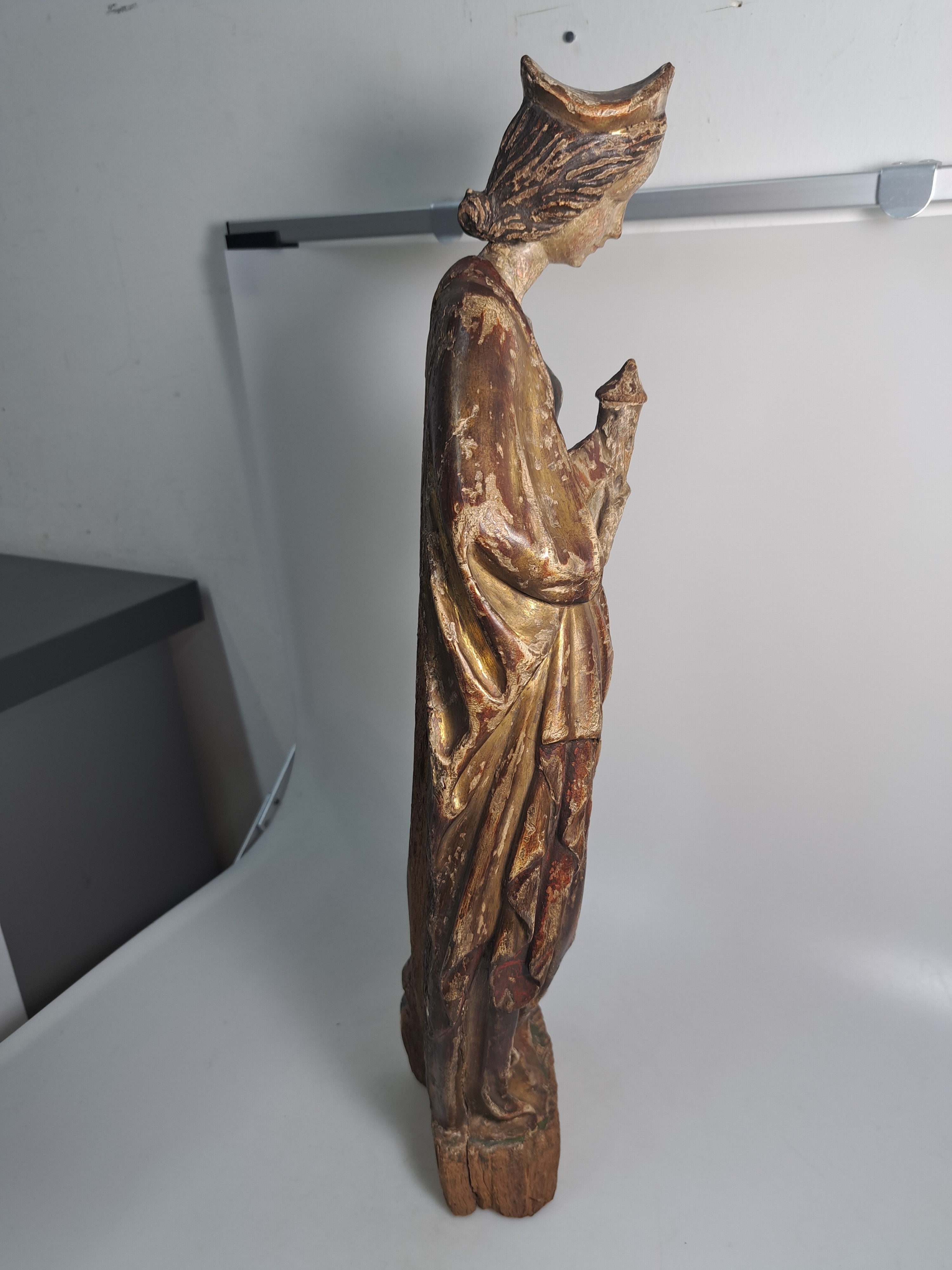 Detail b: Joseph Peppi Rifesser, 1921-2020 St. Ulrich/Gröden, 2 Bildschnitzereien: Heilige Barbara von Nikomedien, gotischer Duktus der Zeit um 1500, Holz ...