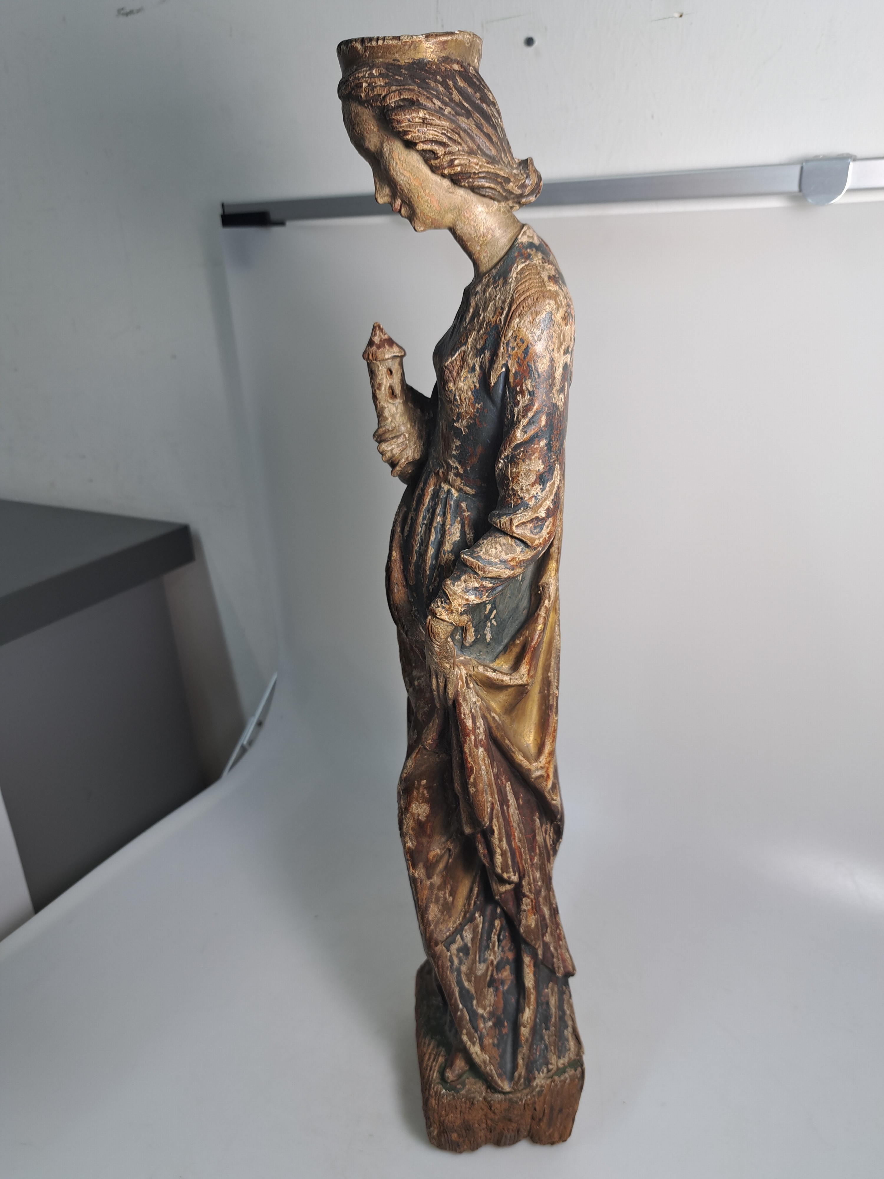 Detail d: Joseph Peppi Rifesser, 1921-2020 St. Ulrich/Gröden, 2 Bildschnitzereien: Heilige Barbara von Nikomedien, gotischer Duktus der Zeit um 1500, Holz ...