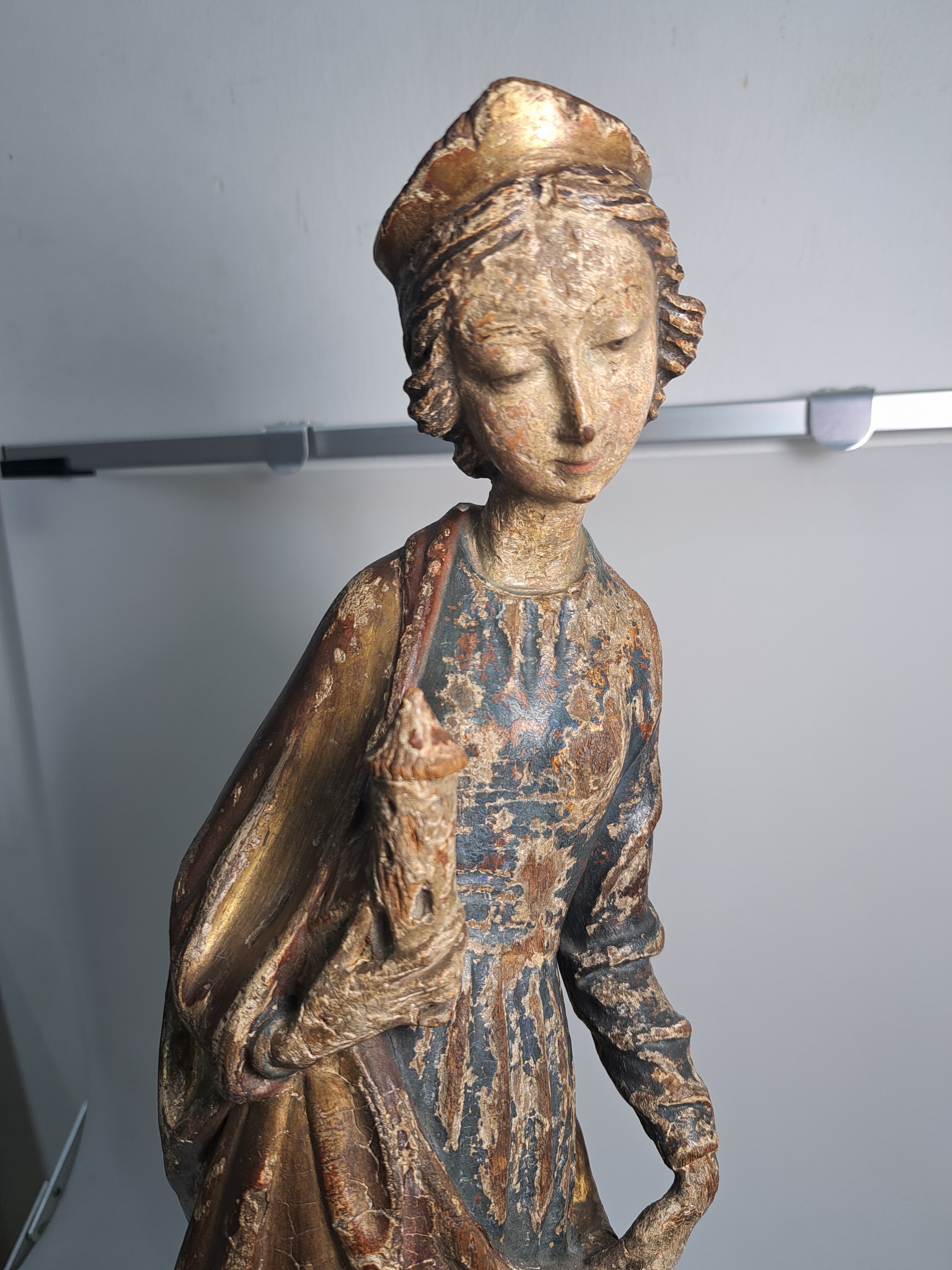 Detail e: Joseph Peppi Rifesser, 1921-2020 St. Ulrich/Gröden, 2 Bildschnitzereien: Heilige Barbara von Nikomedien, gotischer Duktus der Zeit um 1500, Holz ...