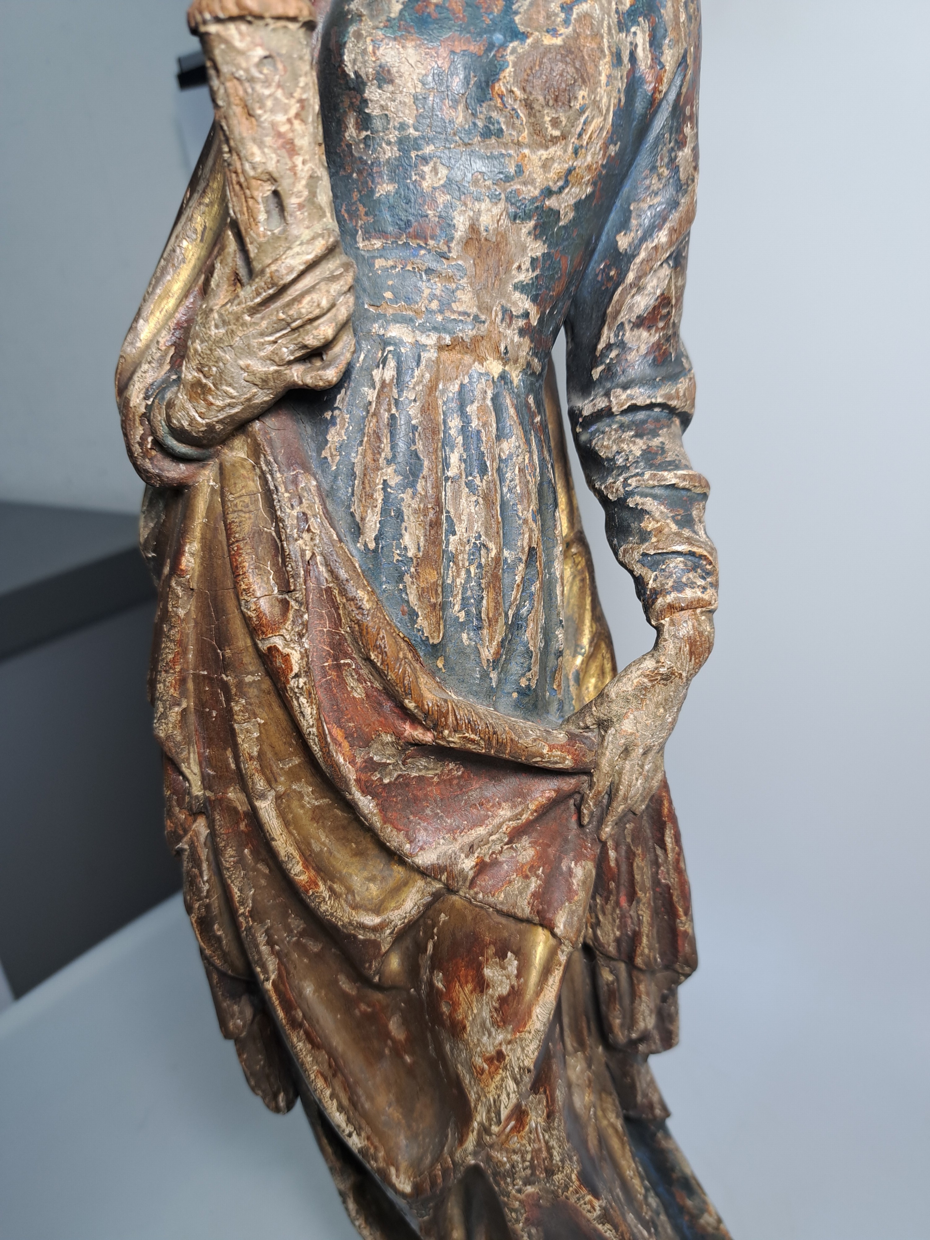 Detail f: Joseph Peppi Rifesser, 1921-2020 St. Ulrich/Gröden, 2 Bildschnitzereien: Heilige Barbara von Nikomedien, gotischer Duktus der Zeit um 1500, Holz ...
