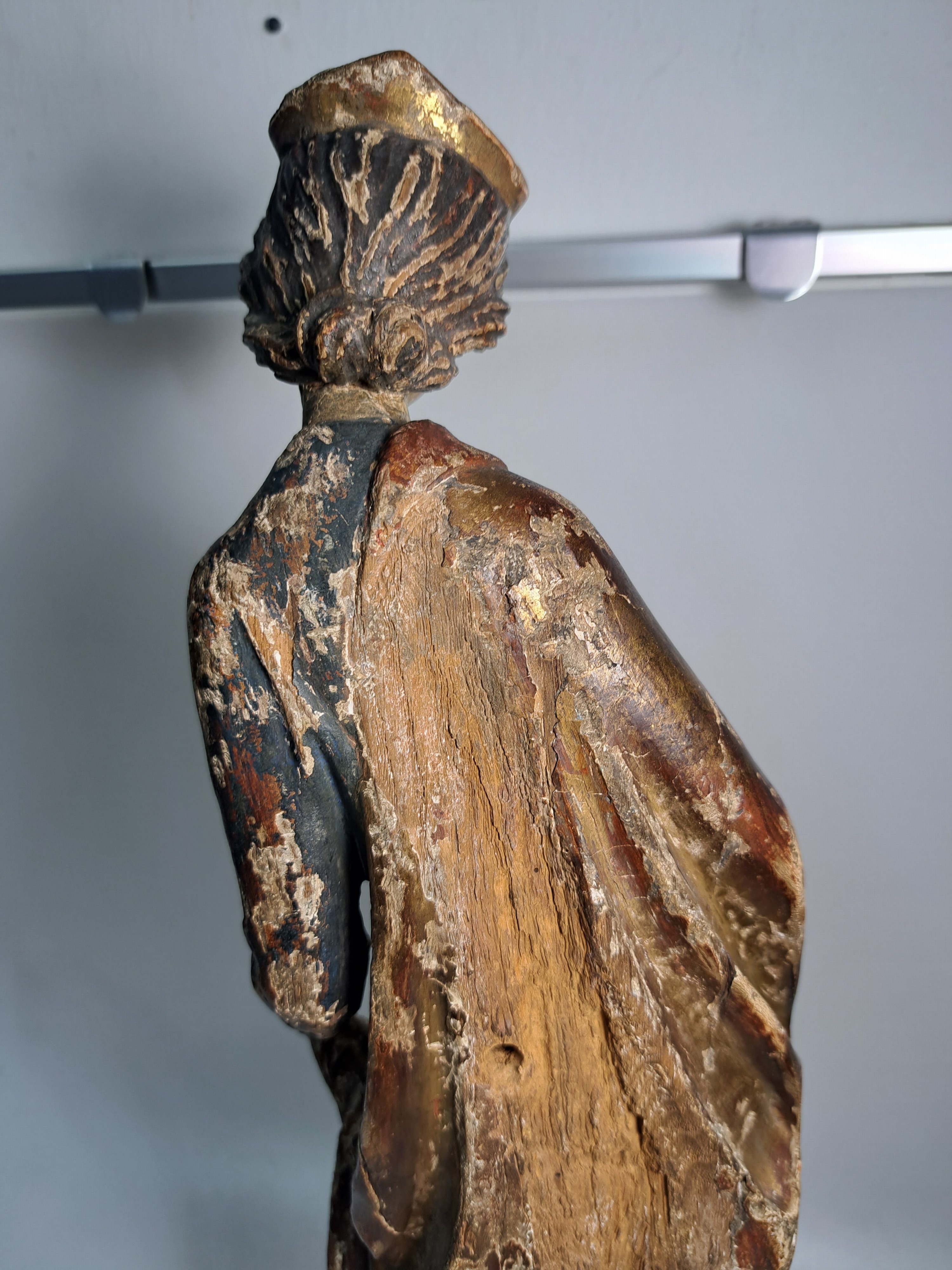 Detail i: Joseph Peppi Rifesser, 1921-2020 St. Ulrich/Gröden, 2 Bildschnitzereien: Heilige Barbara von Nikomedien, gotischer Duktus der Zeit um 1500, Holz ...