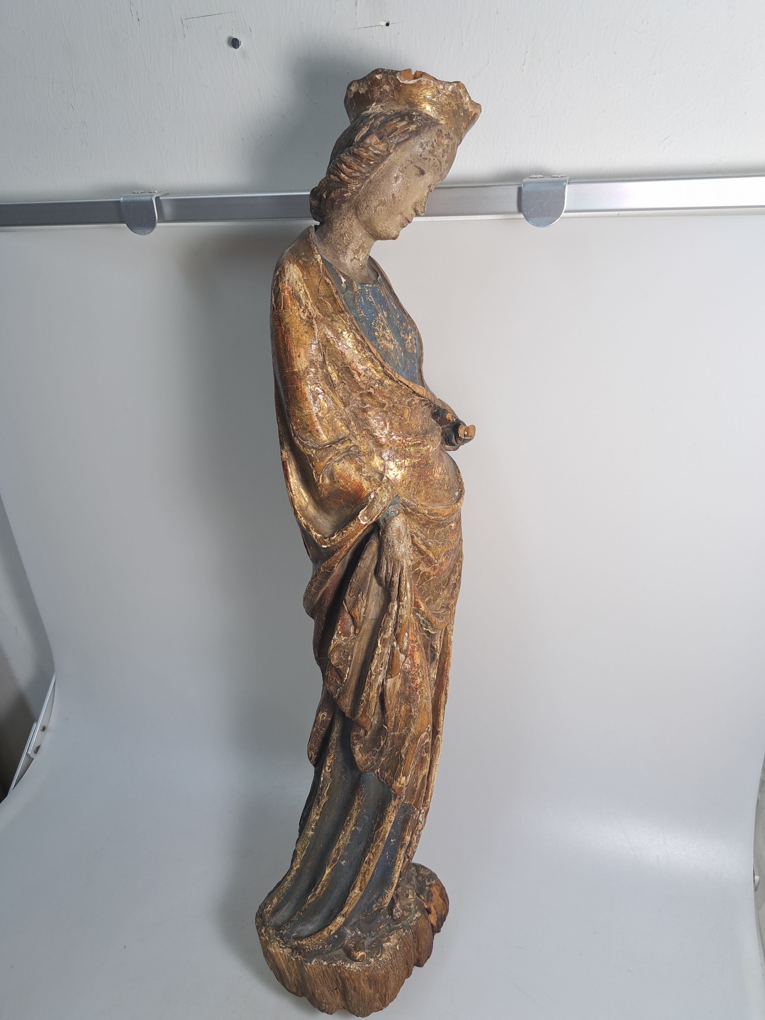 Detail l: Joseph Peppi Rifesser, 1921-2020 St. Ulrich/Gröden, 2 Bildschnitzereien: Heilige Barbara von Nikomedien, gotischer Duktus der Zeit um 1500, Holz ...