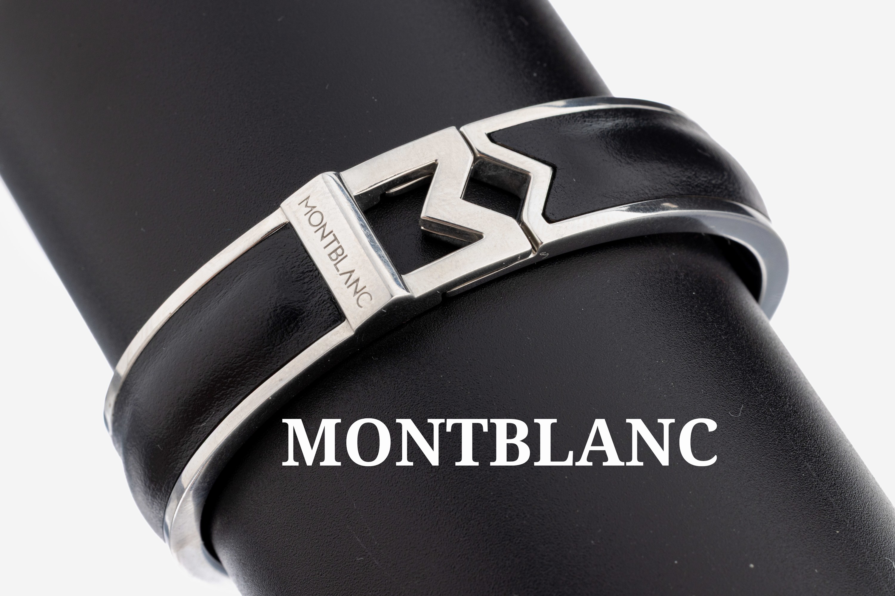 Image 27119521 - MONTBLANC Armreif, Stahl und schwarzes Leder, M-Logo, Klappscharnier, neuwertiger Zu- ...