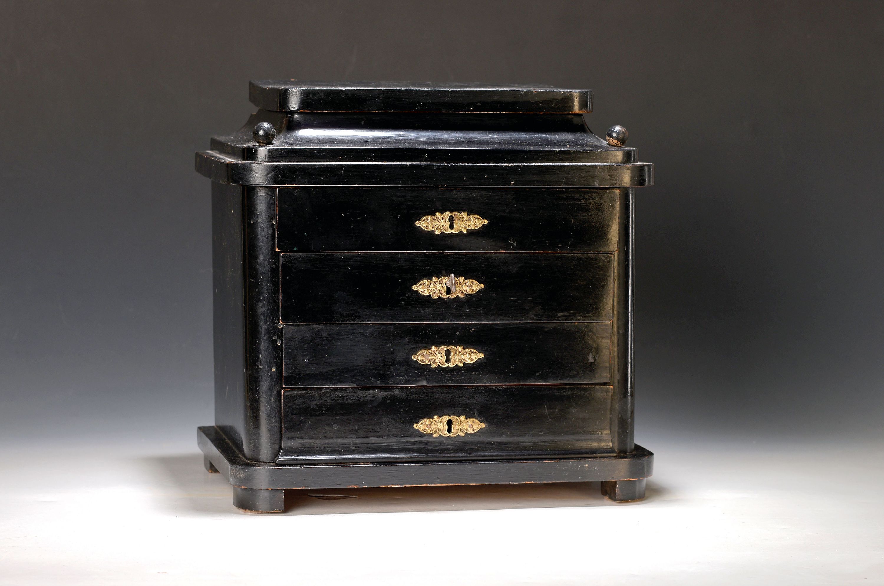 Image 27119531 - Modellkommode des Spätklassizismus, Mitte 19.Jh., Holz geschwärzt, 4 Schübe mit einem ...