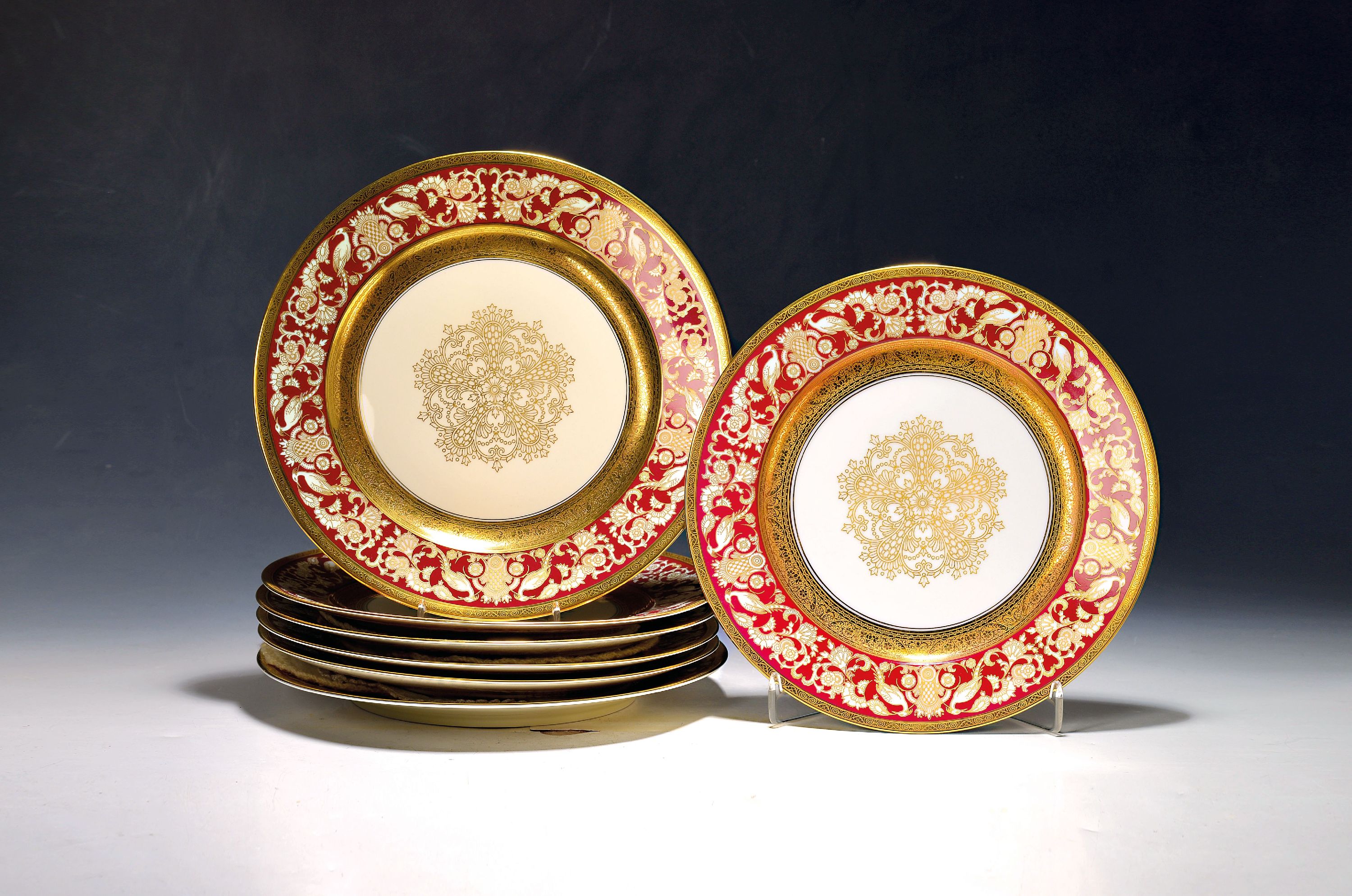 Image 27119545 - 7 Platzteller, Rosenthal, 1945-49, Porzellan, purpurrote Fahne mit ornamentalem Dekor in ...