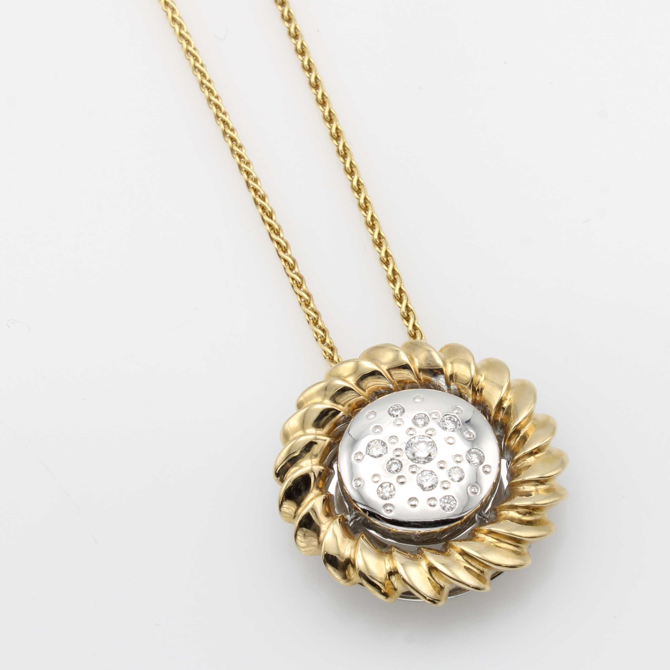 Image 27119567 - Anhänger mit Brillanten an Kette, GG/WG 585/000, Brill. verstreut in Mittelteil gef. ...