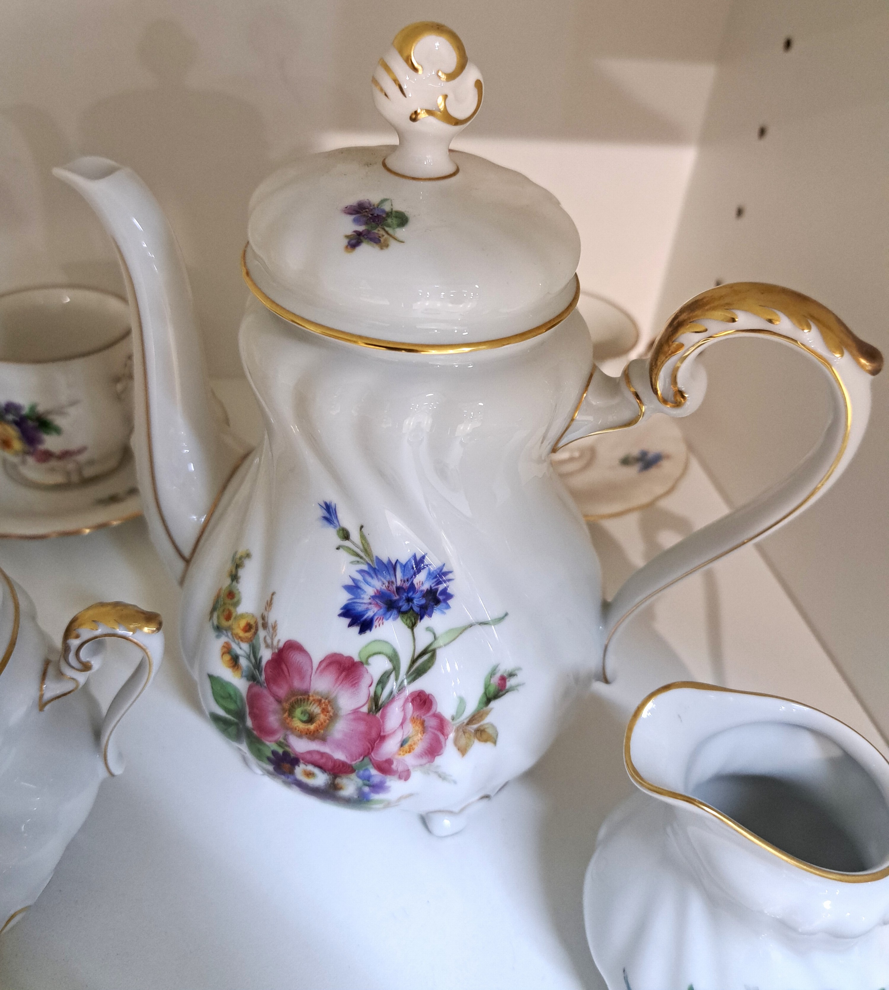 Detail d: Kleines Mokkaservice, Hutschenreuther Hohenberg für 6 Personen, bunt lithograf. Blumendekor, Kanne, Zuckerdose u. Sahnegiesser, 6 Mokkatassen mit ...