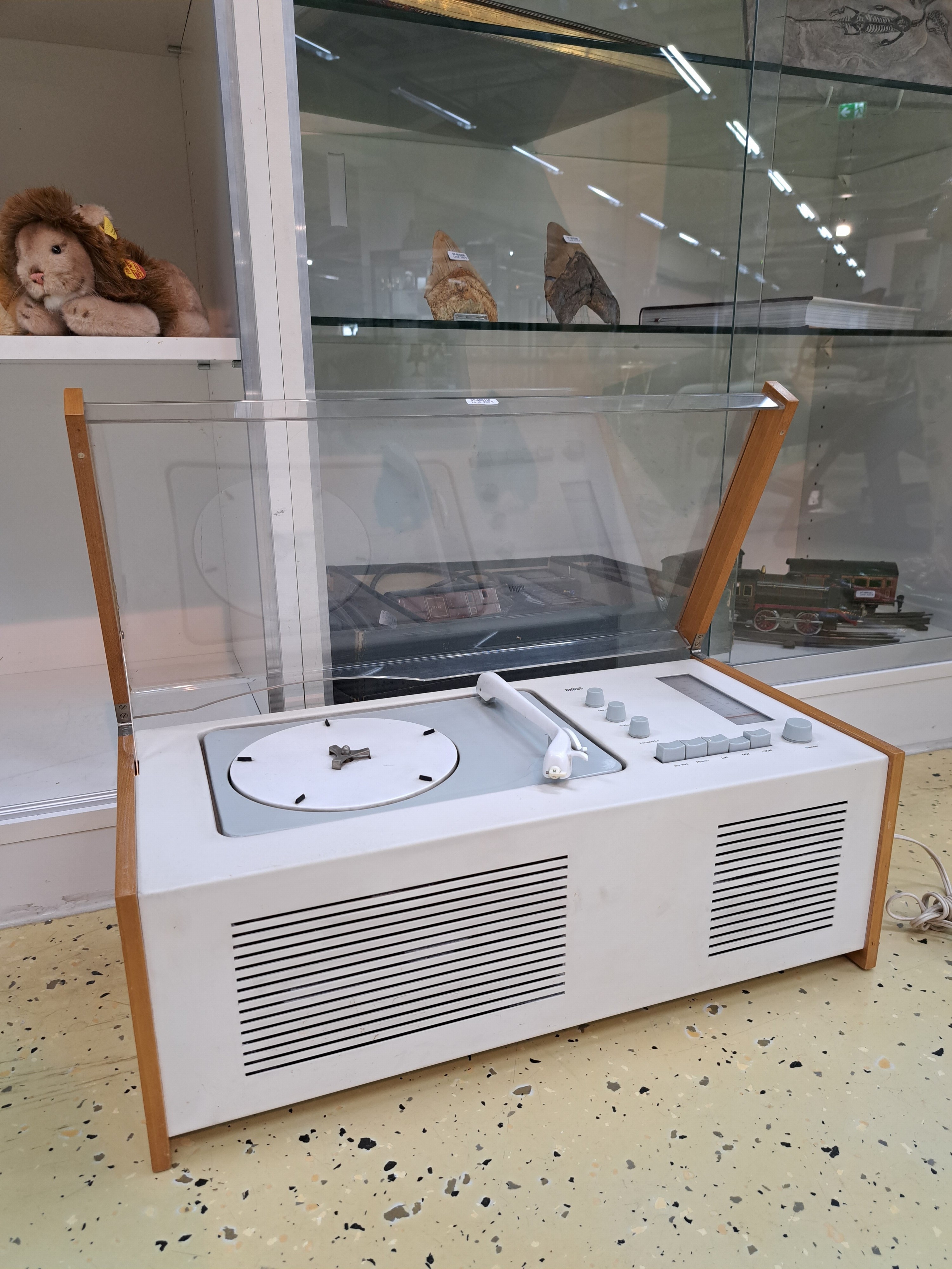 Detail a: Audioanlage SK 61, sog. Schneewittchensarg, Braun, 1961-64, Entwurf Hans Gugelot und Dieter Rams, weiß lackiertes Metallgehäuse, Seitenteile aus ...