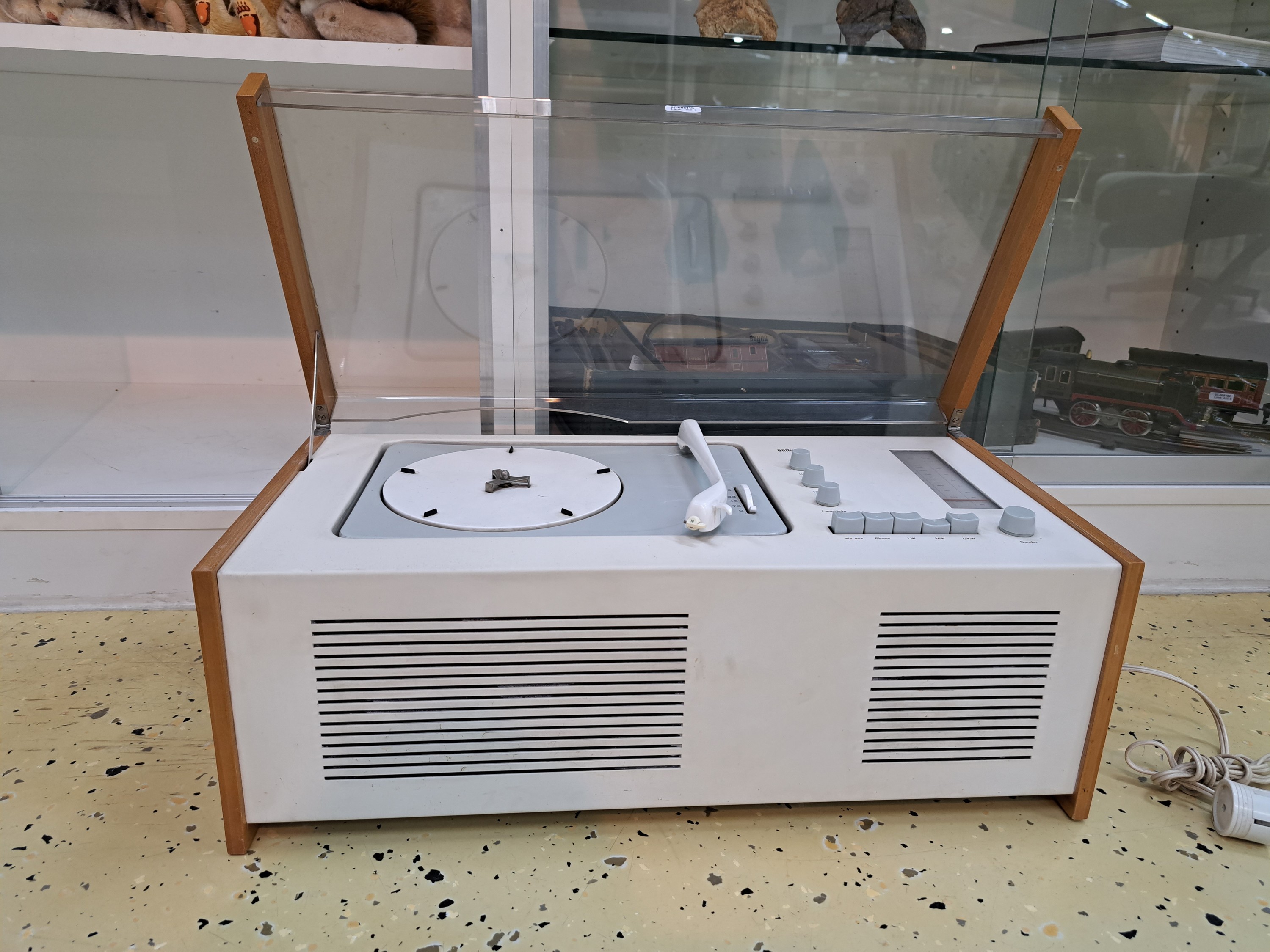 Detail b: Audioanlage SK 61, sog. Schneewittchensarg, Braun, 1961-64, Entwurf Hans Gugelot und Dieter Rams, weiß lackiertes Metallgehäuse, Seitenteile aus ...