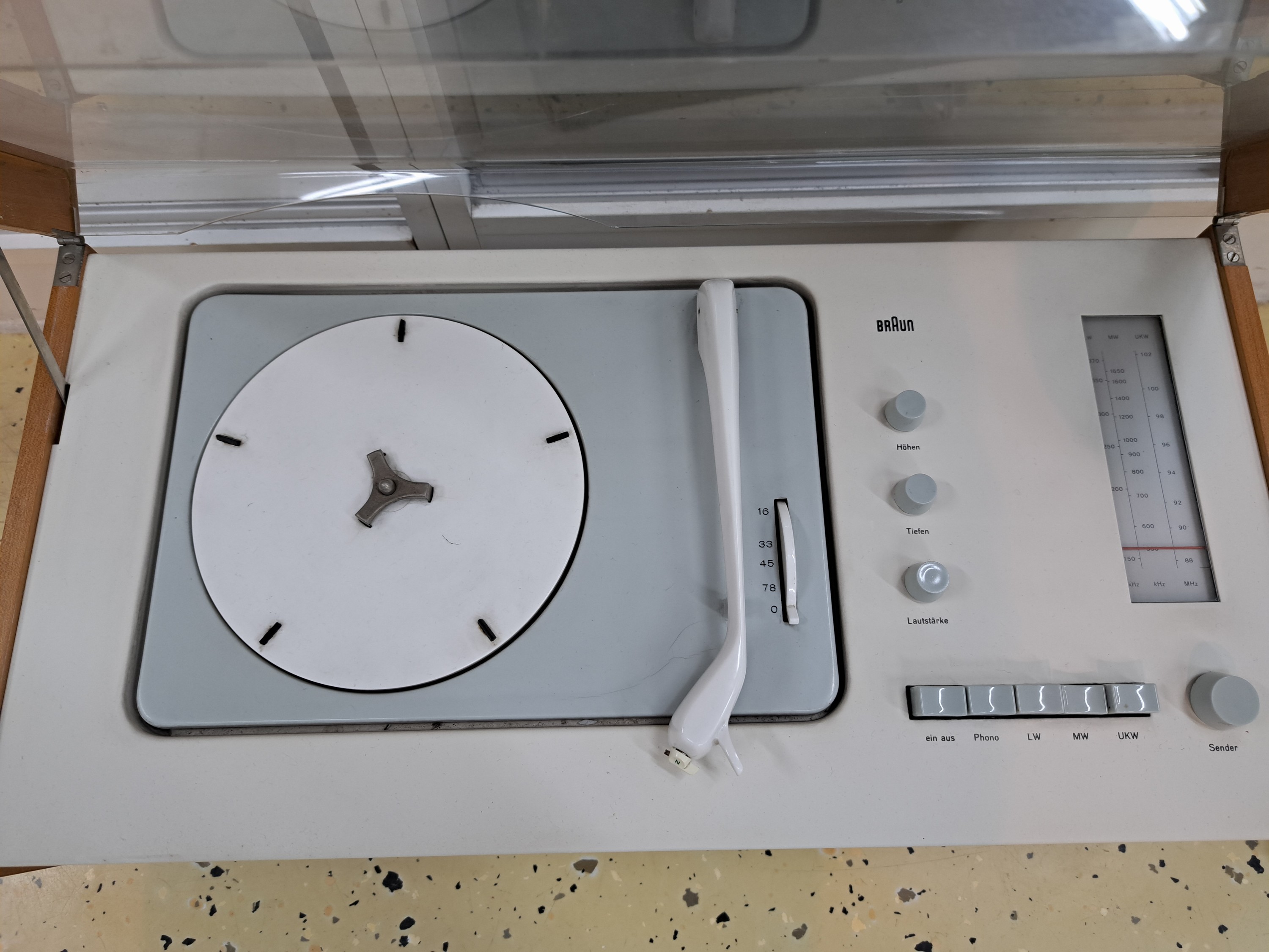 Detail c: Audioanlage SK 61, sog. Schneewittchensarg, Braun, 1961-64, Entwurf Hans Gugelot und Dieter Rams, weiß lackiertes Metallgehäuse, Seitenteile aus ...