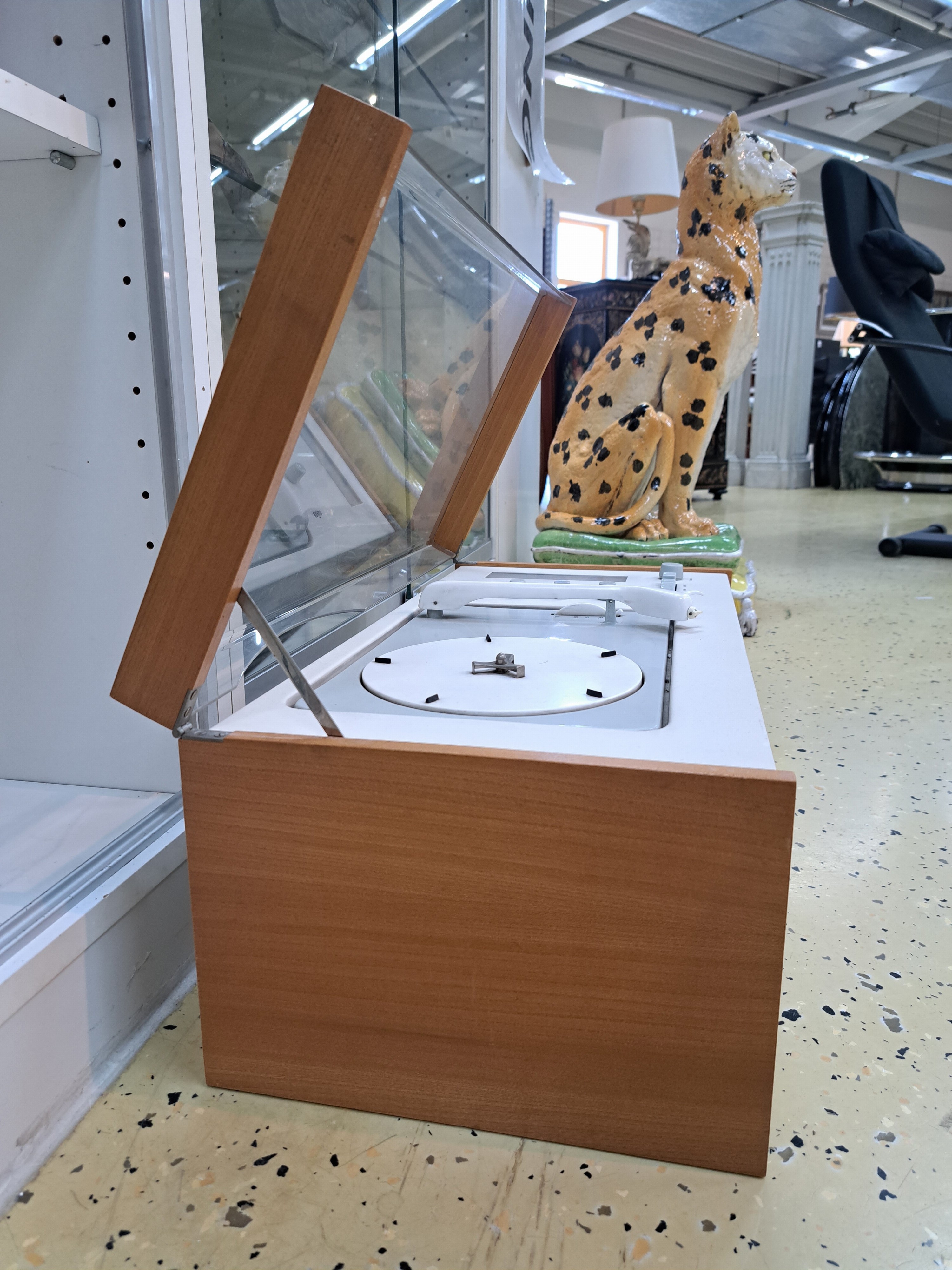 Detail d: Audioanlage SK 61, sog. Schneewittchensarg, Braun, 1961-64, Entwurf Hans Gugelot und Dieter Rams, weiß lackiertes Metallgehäuse, Seitenteile aus ...