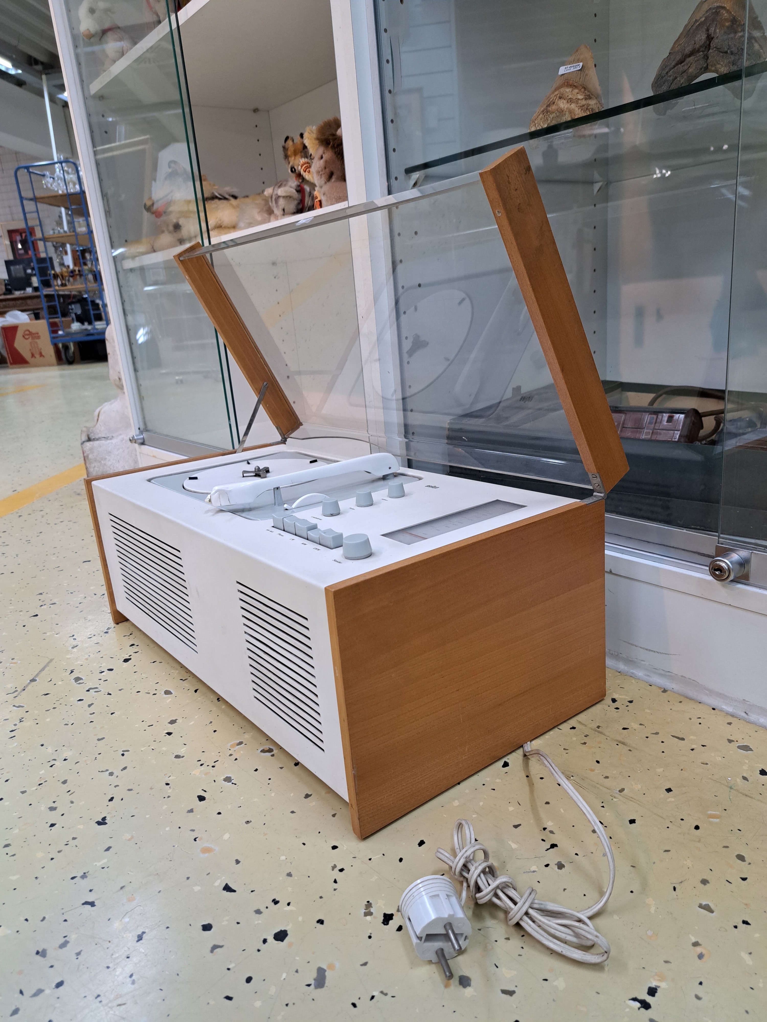 Detail e: Audioanlage SK 61, sog. Schneewittchensarg, Braun, 1961-64, Entwurf Hans Gugelot und Dieter Rams, weiß lackiertes Metallgehäuse, Seitenteile aus ...