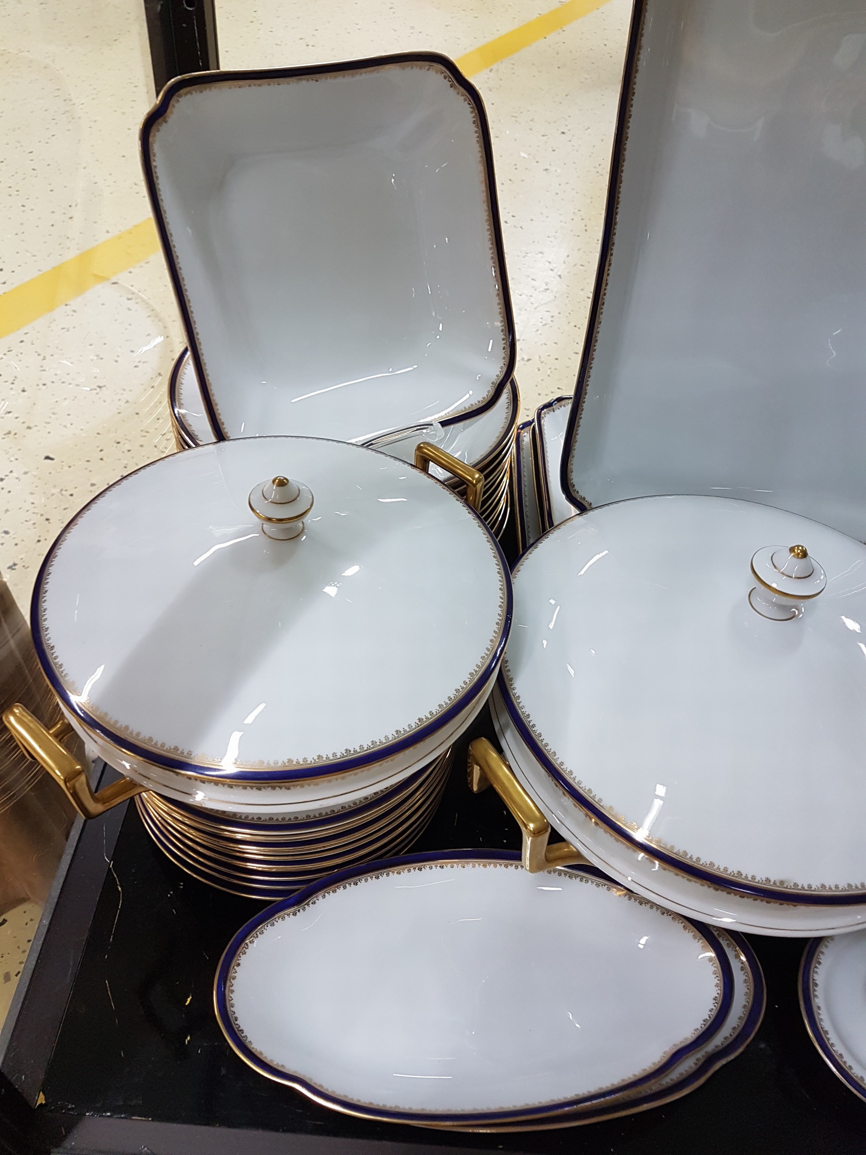 Detail a: Umfangreiches Speiseservice, Hutschenreuther, Modell Victoria, Suppenterrine, 2 Deckelterrinen, 2 Saucieren, 2 Beilagenschalen, 2 runde Platten, 2 ...