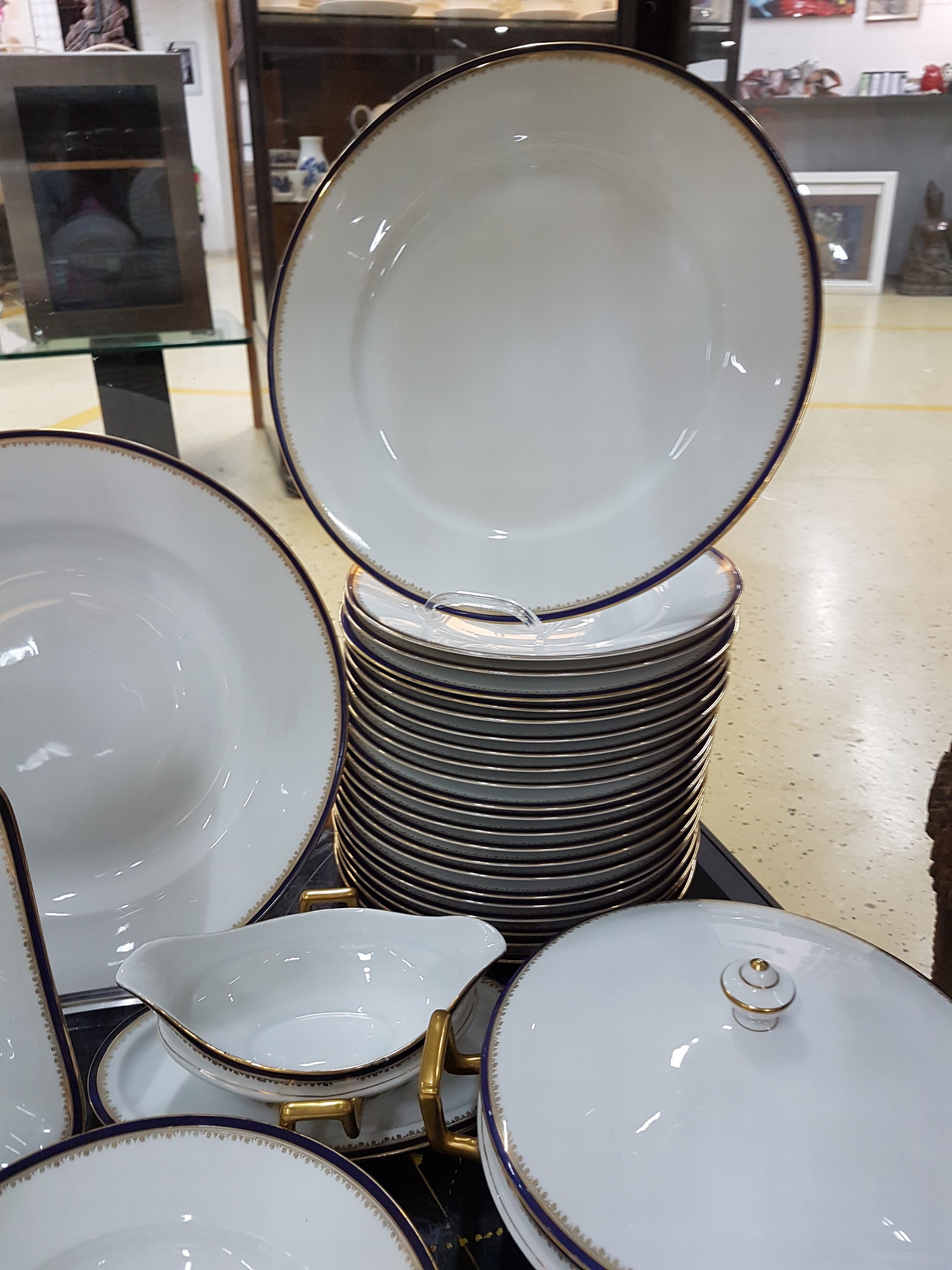 Detail d: Umfangreiches Speiseservice, Hutschenreuther, Modell Victoria, Suppenterrine, 2 Deckelterrinen, 2 Saucieren, 2 Beilagenschalen, 2 runde Platten, 2 ...