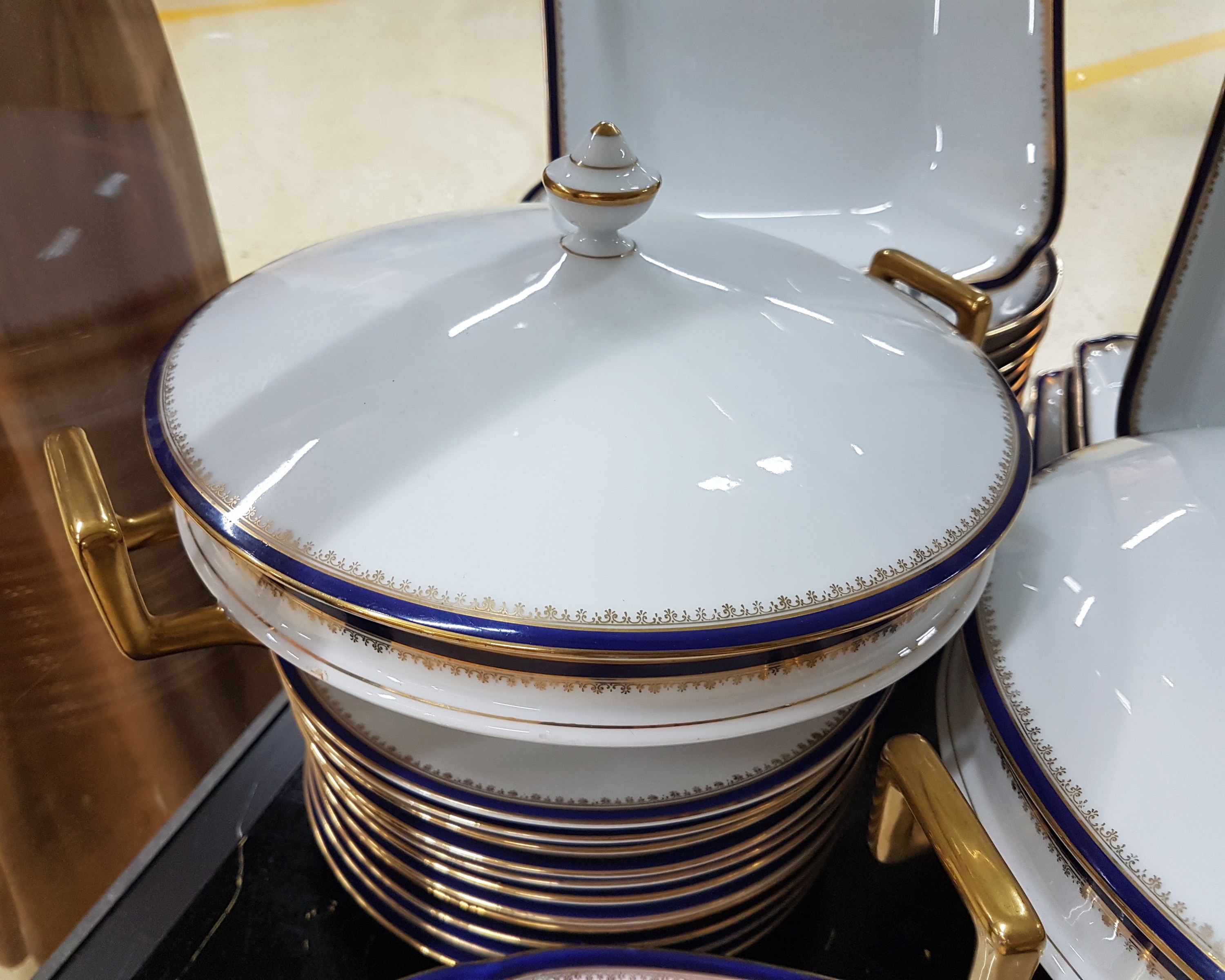 Detail g: Umfangreiches Speiseservice, Hutschenreuther, Modell Victoria, Suppenterrine, 2 Deckelterrinen, 2 Saucieren, 2 Beilagenschalen, 2 runde Platten, 2 ...