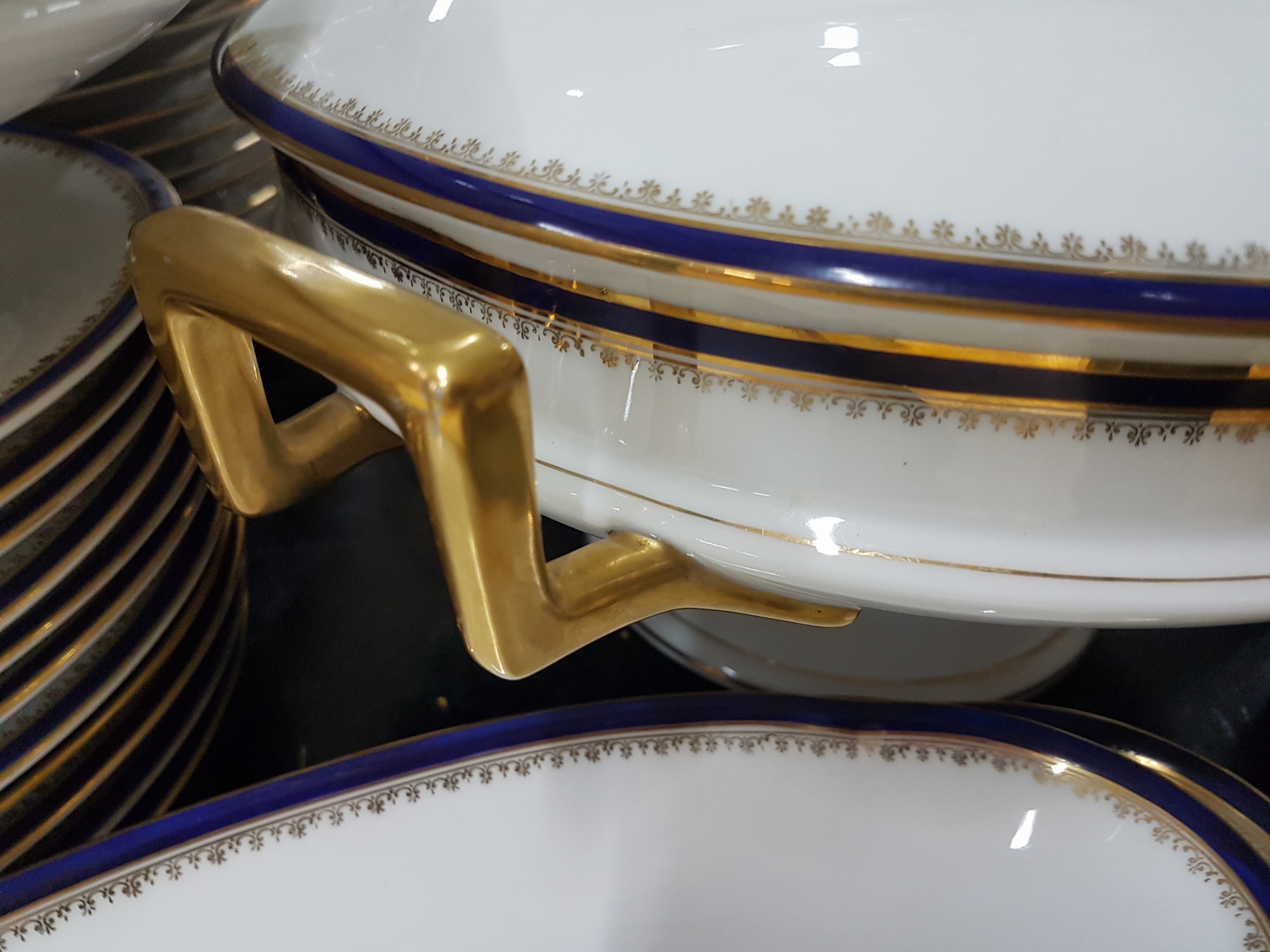 Detail h: Umfangreiches Speiseservice, Hutschenreuther, Modell Victoria, Suppenterrine, 2 Deckelterrinen, 2 Saucieren, 2 Beilagenschalen, 2 runde Platten, 2 ...