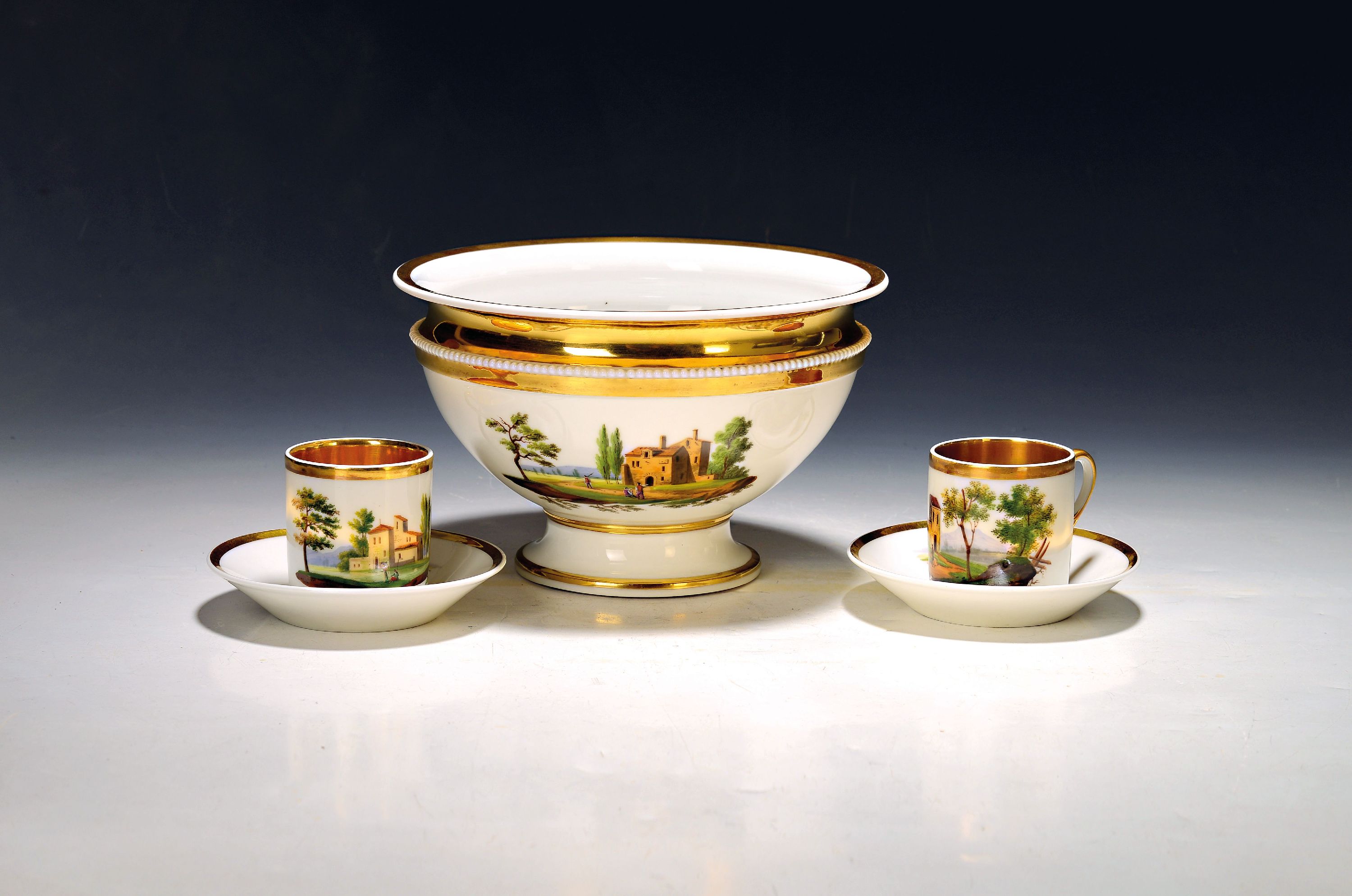 Image 27119581 - 6 Tassen mit Untertassen, große Fußschale und Doppelhenkelvase, 19. Jh., polychrome ...