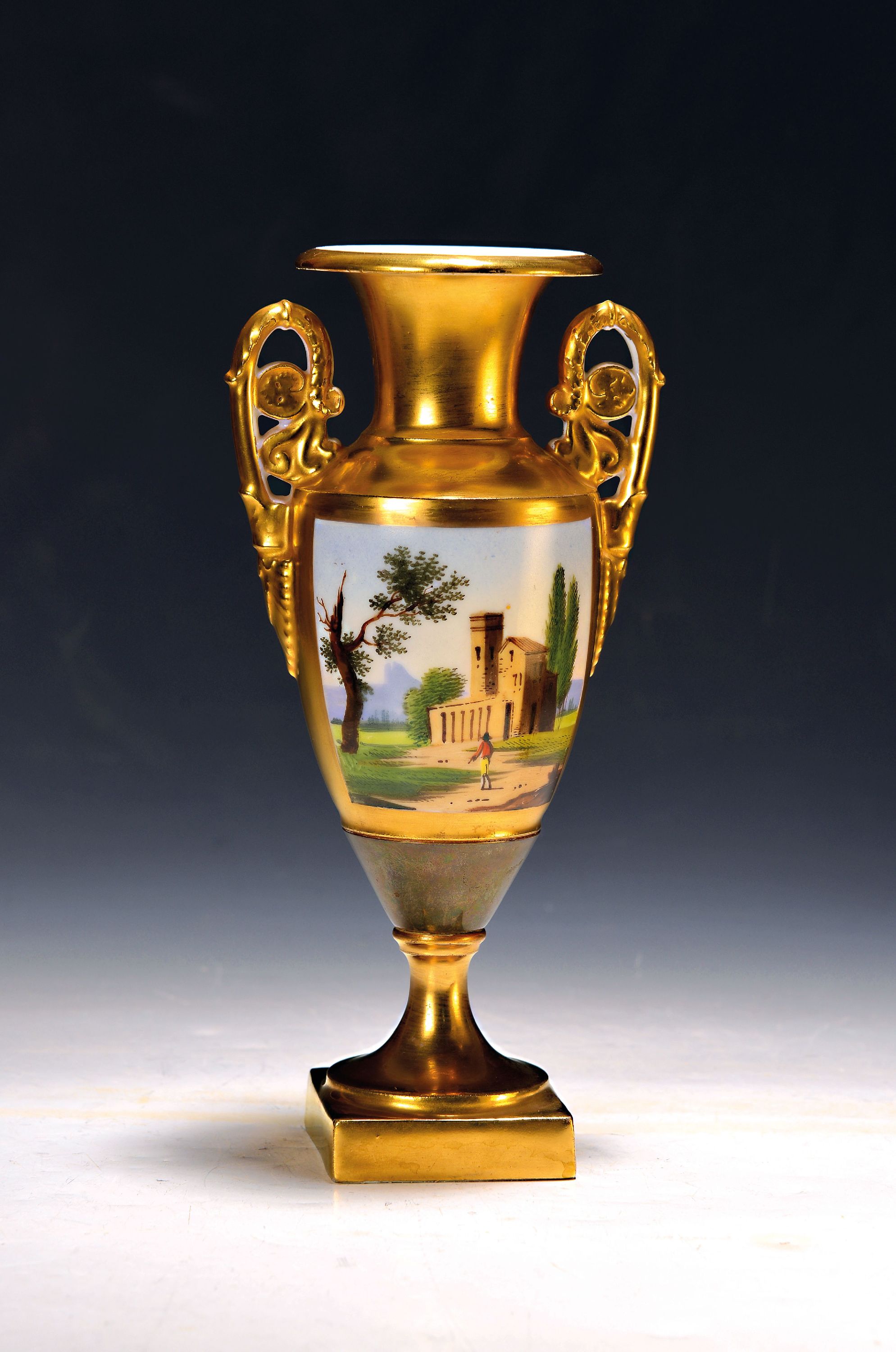 Detail a: 6 Tassen mit Untertassen, große Fußschale und Doppelhenkelvase, 19. Jh., polychrome Bemalung von Gebäuden in Landschaften mit Personenstaffage, ...