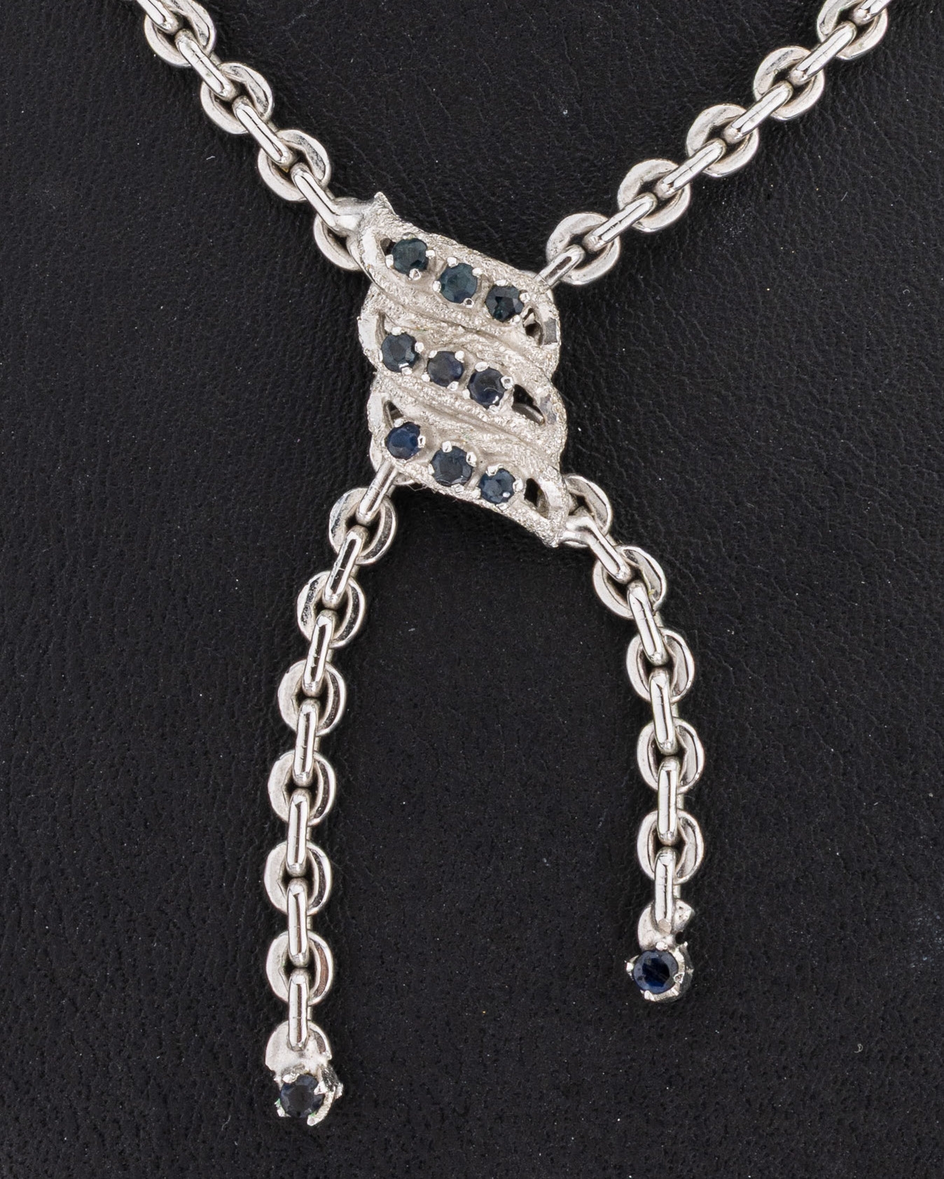 Detail a: 18 kt Gold Saphir-Collier, WG 750/000, Mittelteil mit rundfacett. Saphiren, L. ca. 44.5 cm, Federringschließe, ca. 21 g