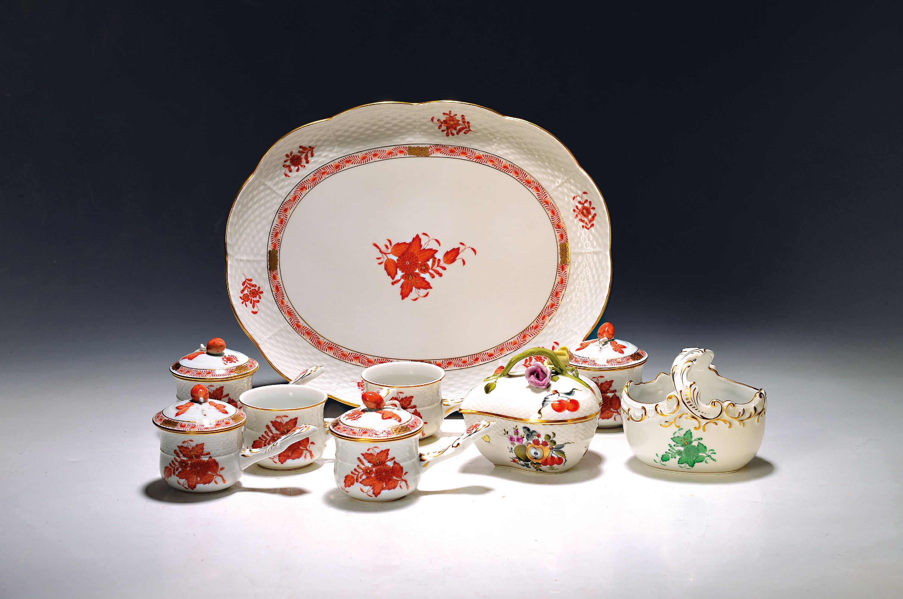 Image 27119592 - 9 Teile Herend Porzellan: Apponyi eisenrot: ovale Platte, L.ca. 32 cm, 6 Cremetöpfchen ...