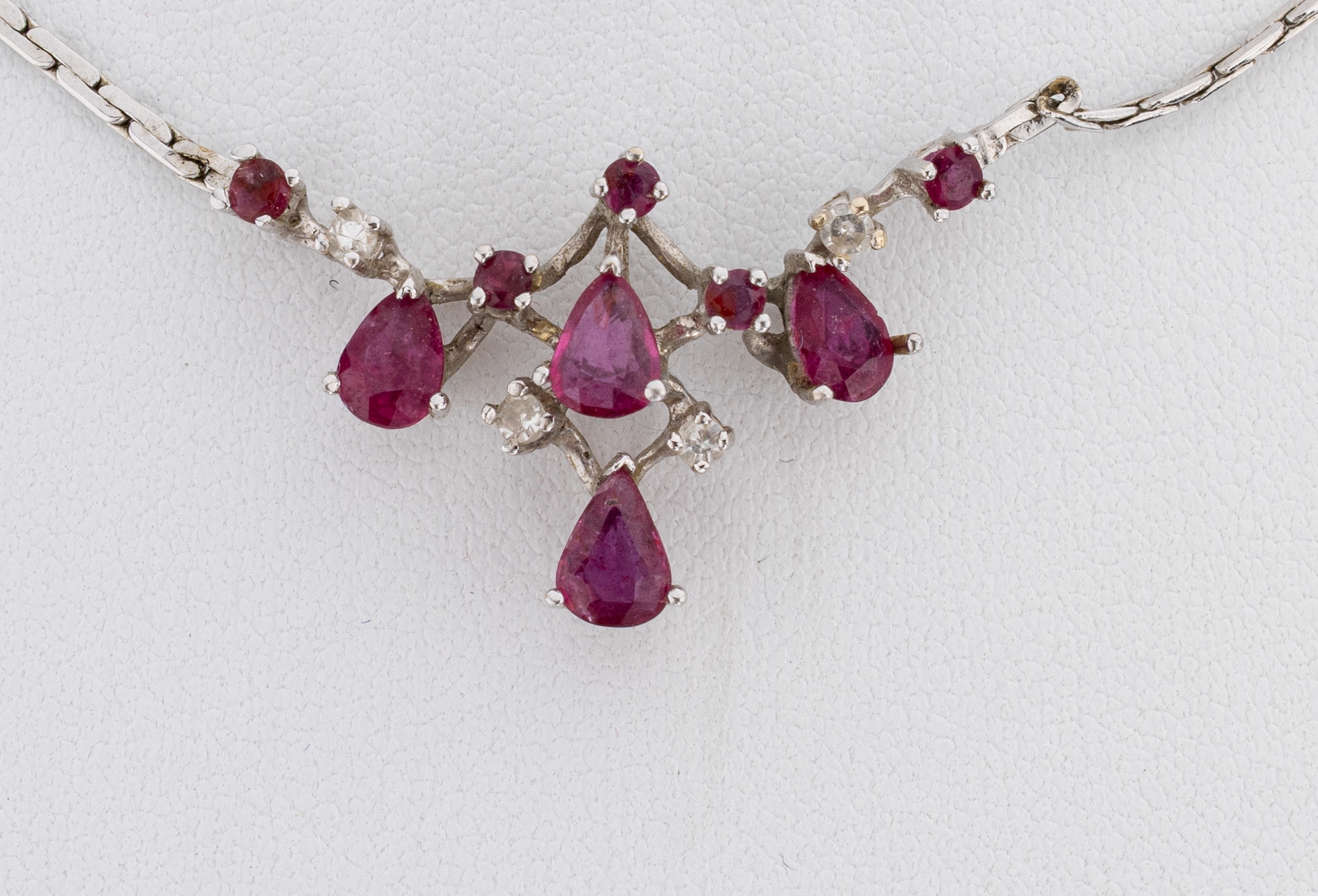 Detail a: 18 kt Gold Rubin Diamant Collier, WG 750/ 000, Mittelteil bes. mit 9 facett. Rubinen zus. ca. 3.0 ct, 4 8/8-Diamanten zus. ca. 0.12ct Weiß/p, L. ...