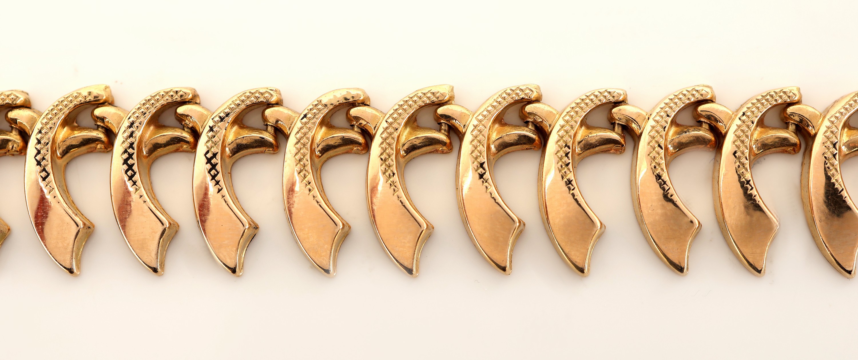Detail a: 18 kt Gold Collier, 1950er Jahre, GG 750/000, bogenf. Glieder, z.T. punz., L. ca. 41 cm, Kastenschloss mit Sicherheitsacht, ca. 32.8 g