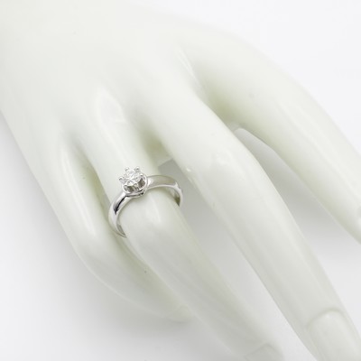 27119569a - Ring mit Brillant, WG 750/000, Brill. in erhöhter Krappenfassung ca. 0.45 ct Weiß/ ...